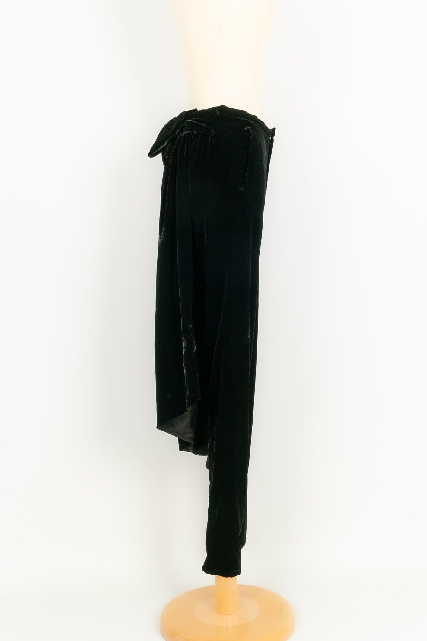 Jean-Paul Gaultier - (Made in Italy) Velvet pant with bow on the front and back closure. Size 36FR.

Additional information: 

Dimensions: 
Size: 37 cm, Length: 98 cm

Condition: Very good condition
Seller Ref number: FJ41