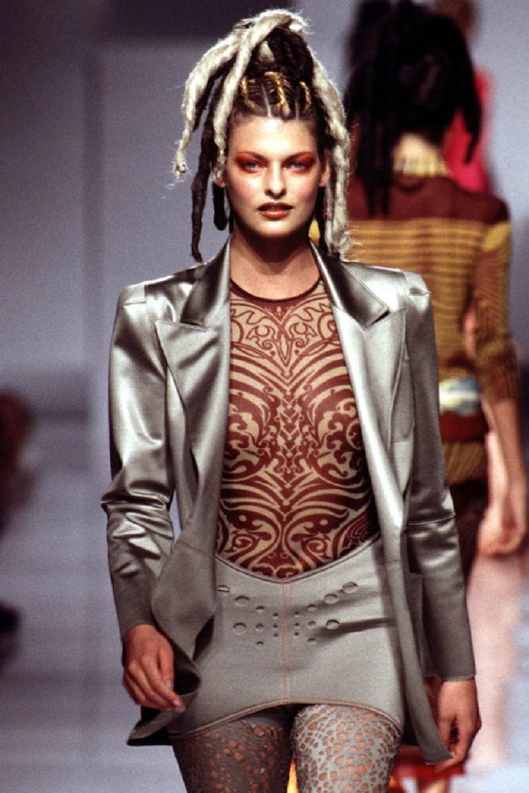 Jean Paul Gaultier Vintage 1996 Ikonisches Mesh-Hemd mit Stammes- Tattoo-Druck (Braun) im Angebot