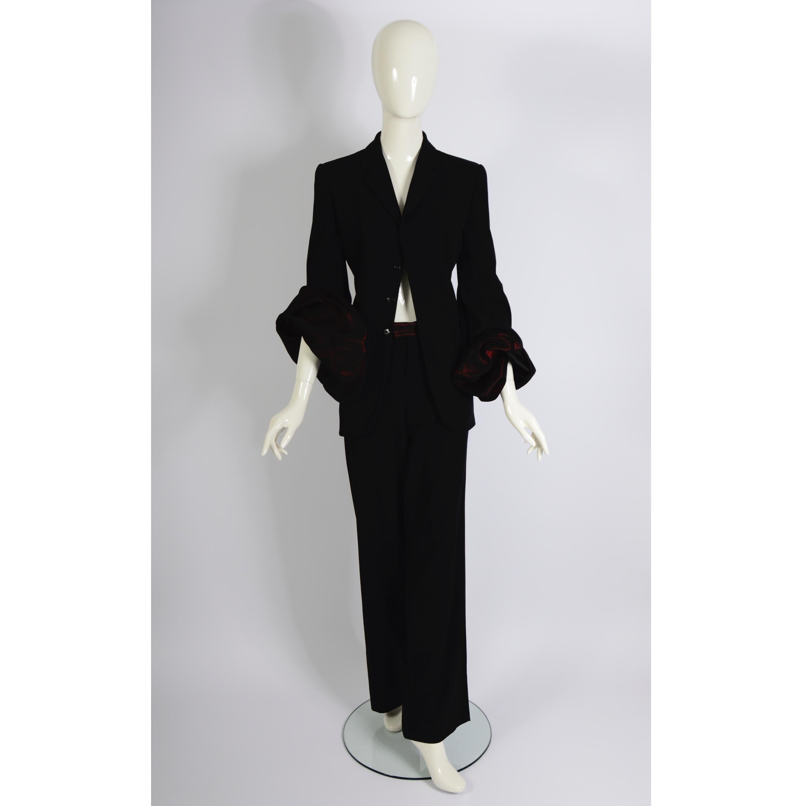 Jean Paul Gaultier Vintage 1990s Schwarzer Smoking-Anzug mit dramatisch verdrehten, wogenden Ärmeln aus rotem Stoff

Dies ist ein seltener, einmaliger Vintage-Fund - ein atemberaubender Jean Paul Gaultier-Smoking aus der kultigen 90er-Jahre-Ära, in