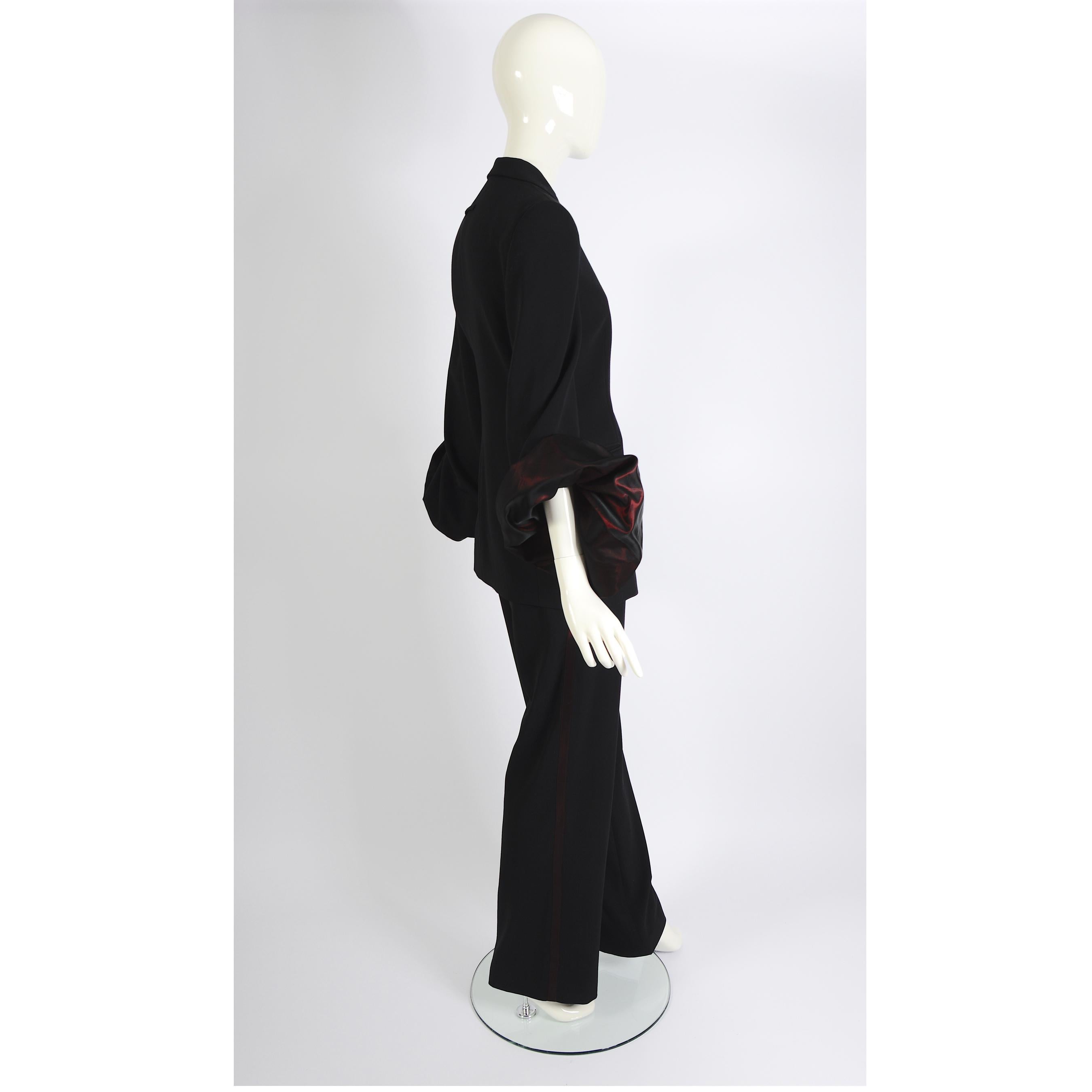 Jean Paul Gaultier Vintage 1997 Schwarzer Smoking-Anzug mit gedrehten Billowing-Ärmeln für Damen oder Herren im Angebot