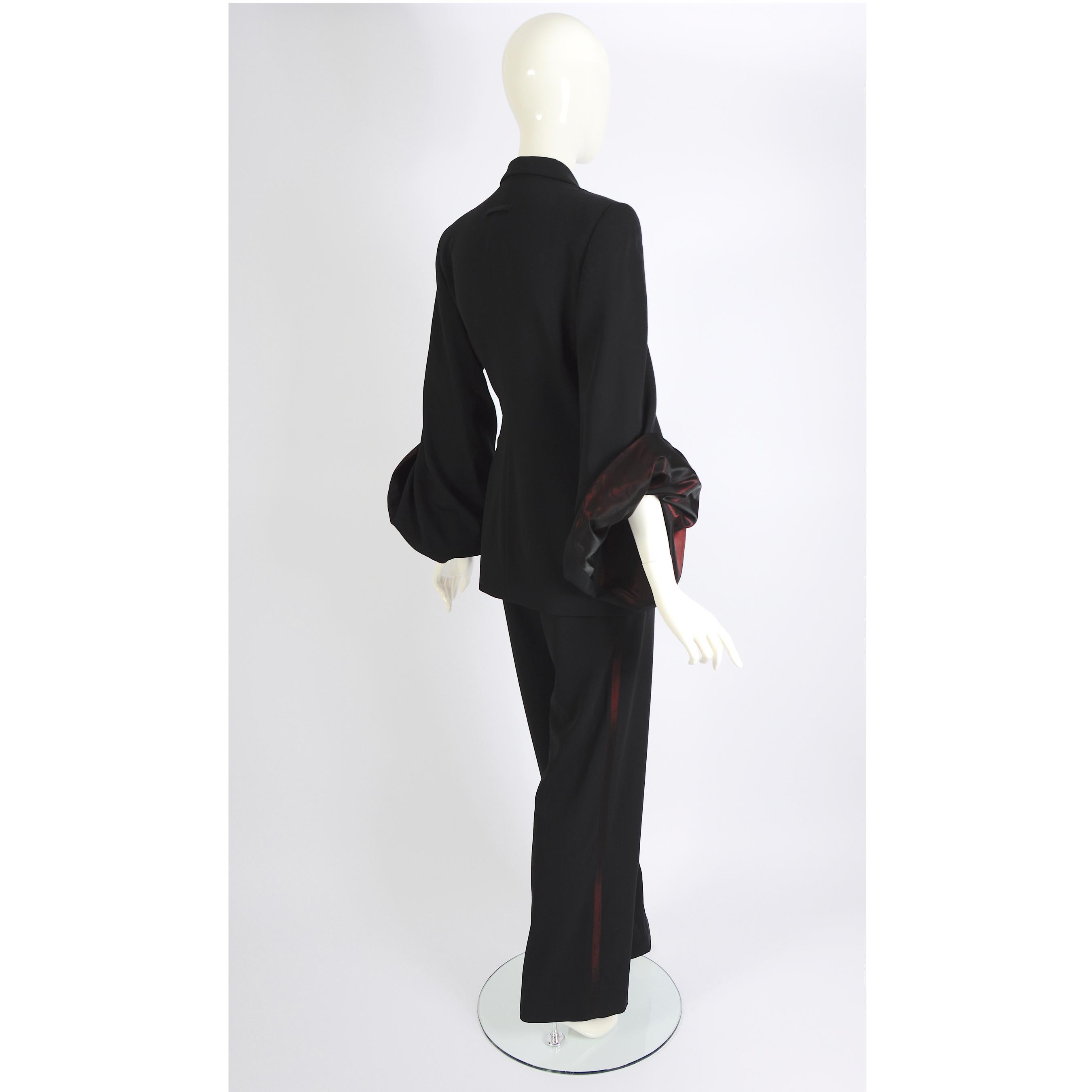 Jean Paul Gaultier Vintage 1997 Schwarzer Smoking-Anzug mit gedrehten Billowing-Ärmeln im Angebot 1