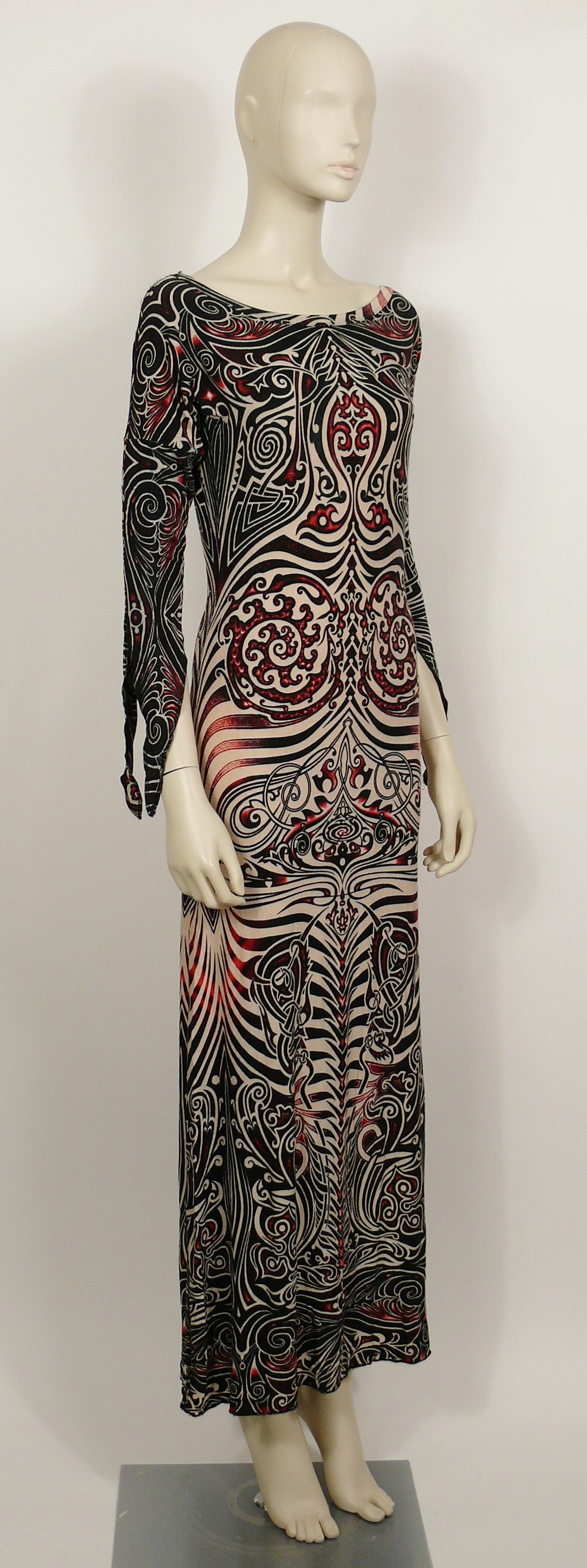 Vintage-Maxikleid von JEAN PAUL GAULTIER mit opulentem Aborigine-Maori-Tattoo-Print, tiefem Rundhalsausschnitt und offenen Ärmeln.

Dehnbares MATERIAL.

Auf dem Label steht GAULTIER JEAN'S.
Hergestellt in Rumänien.

Auf dem Größenschild steht: