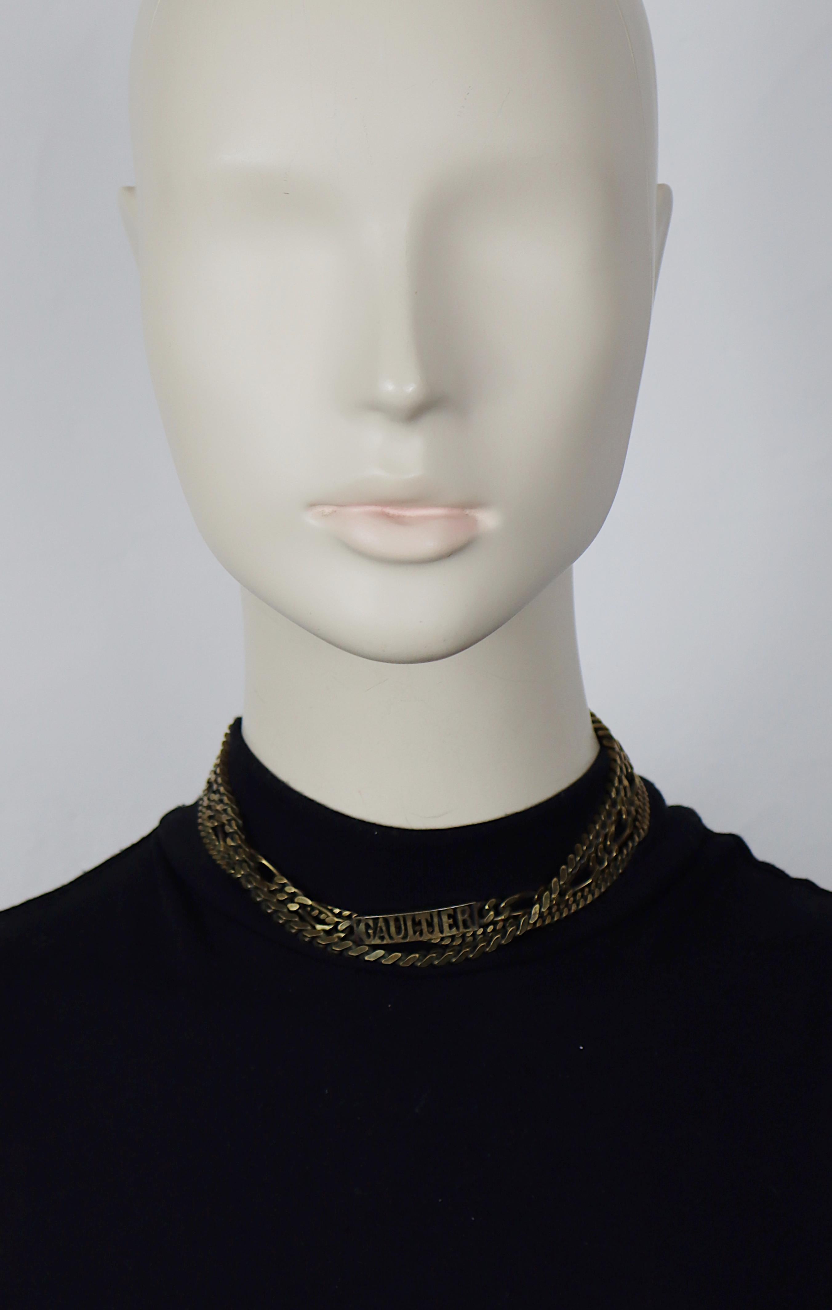 Attribuita a JEAN PAUL GAULTIER collana vintage in bronzo anticato a più catene con logo GAULTIER ritagliato al centro.

Chiusura a moschettone.

NON FIRMATO.

Misure indicative: lunghezza regolabile da circa 36,5 cm (14,37 pollici) a circa 41 cm
