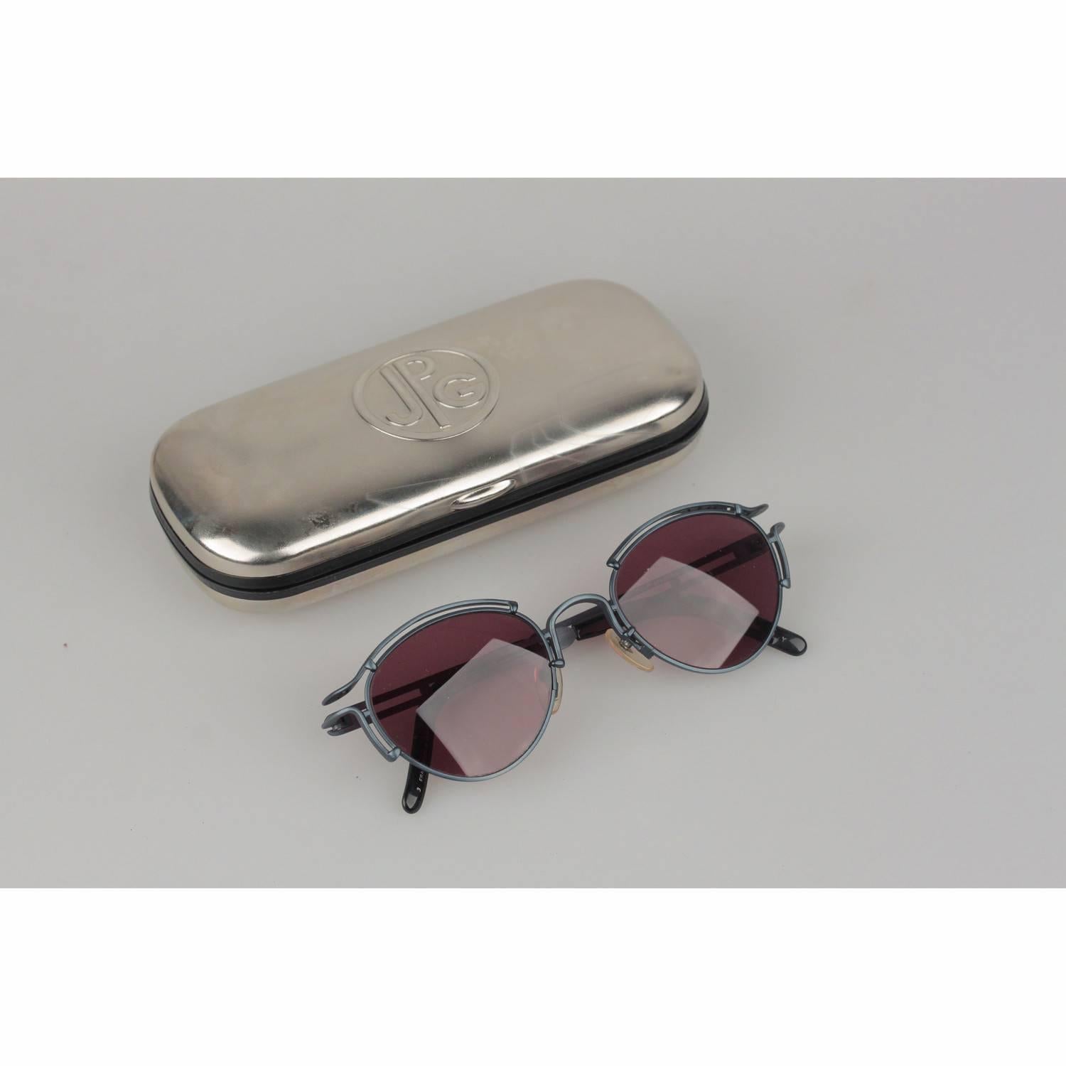 Original Vintage 1990s JEAN PAUL GAULTIER Unisex Sunglasses
Round Metallic Blue Metal Frame
Original JPG Burgundy100% UV lens
JEAN PAUL GAULTIER logo on the top part of the frame (seen from the top)
Frame Made in Japan
Mod. 56-5102
New Old Stock -