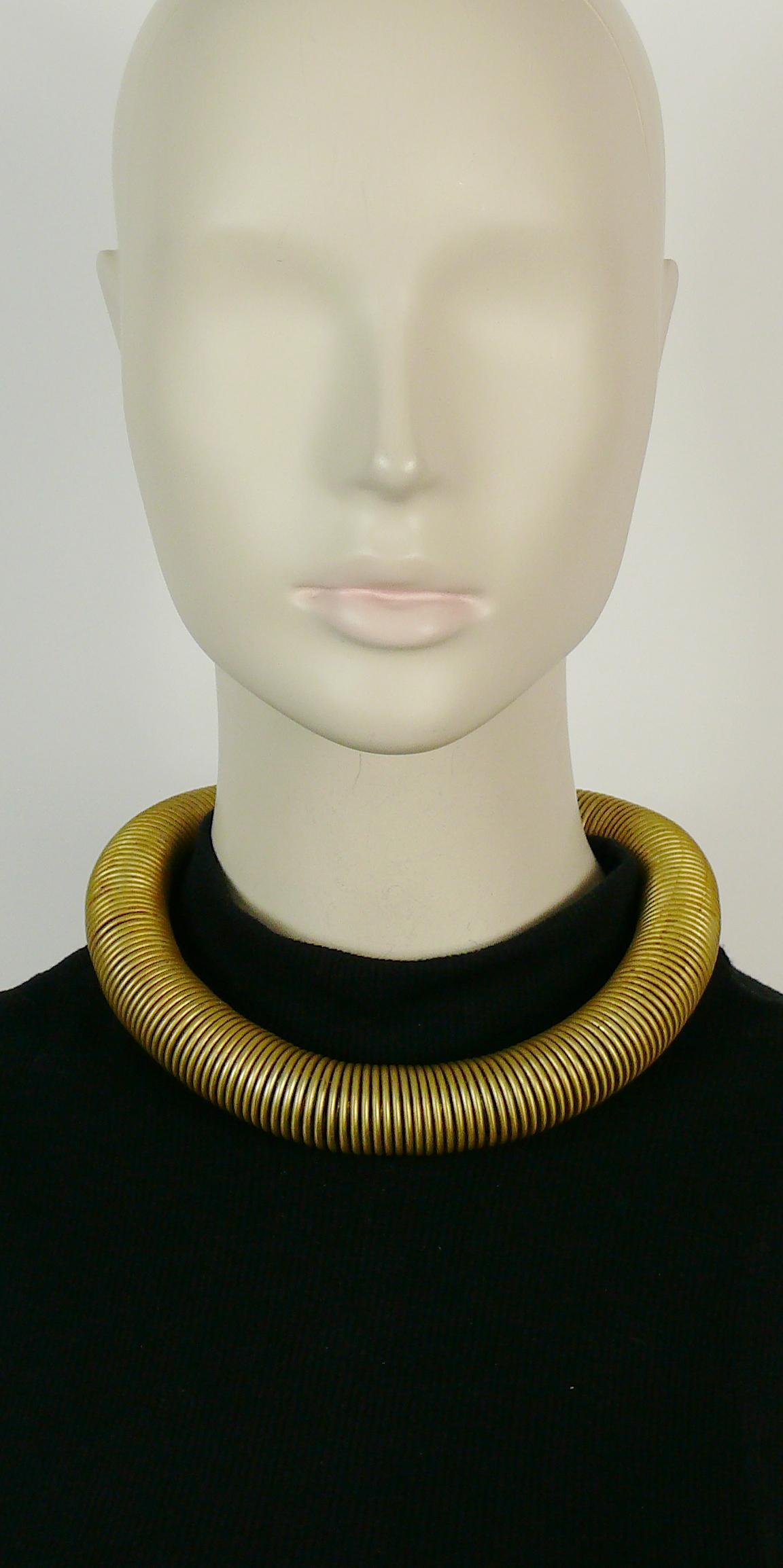 JEAN PAUL GAULTIER vintage chunky gold toned spring collar necklace.

Hook clasp closure.

Marked GAULTIER.

Indicative measurements : inner circumference approx. 39.90 cm (15.71 inches) / width approx. 2.3 cm (0.91 inch).

Has some weight on it