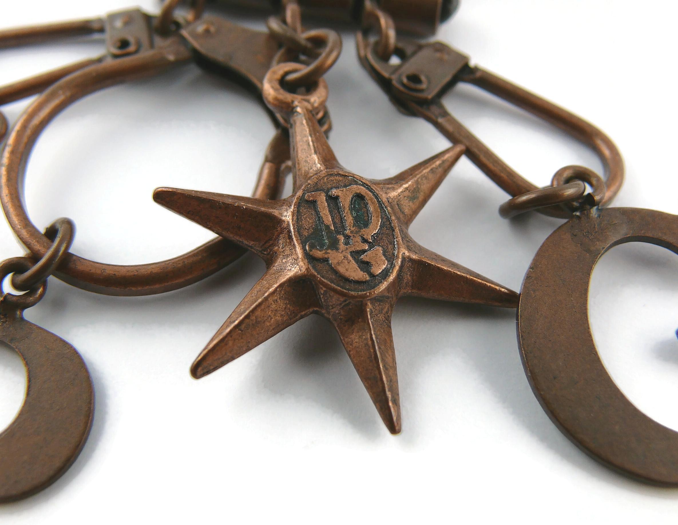 Jean Paul Gaultier, collier à breloques et épingle de sécurité vintage en cuivre de couleur cuivrée en vente 8