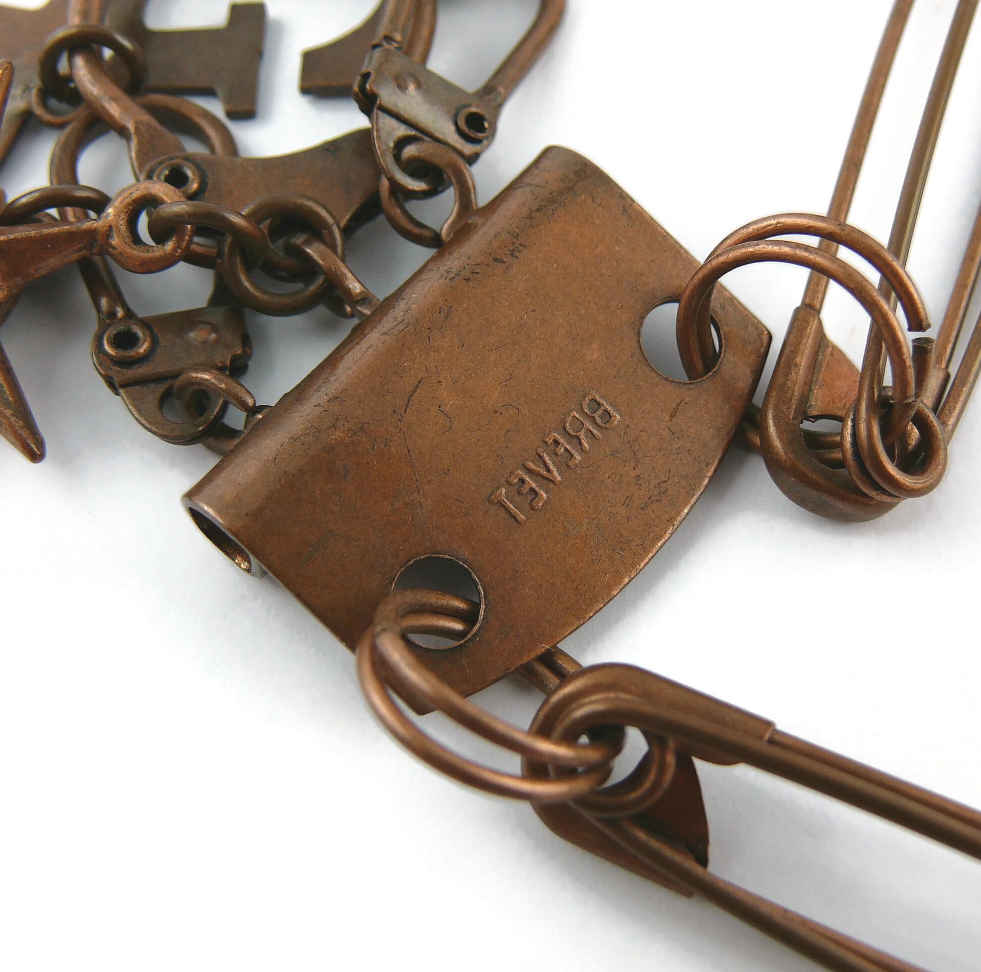 Jean Paul Gaultier, collier à breloques et épingle de sécurité vintage en cuivre de couleur cuivrée en vente 9
