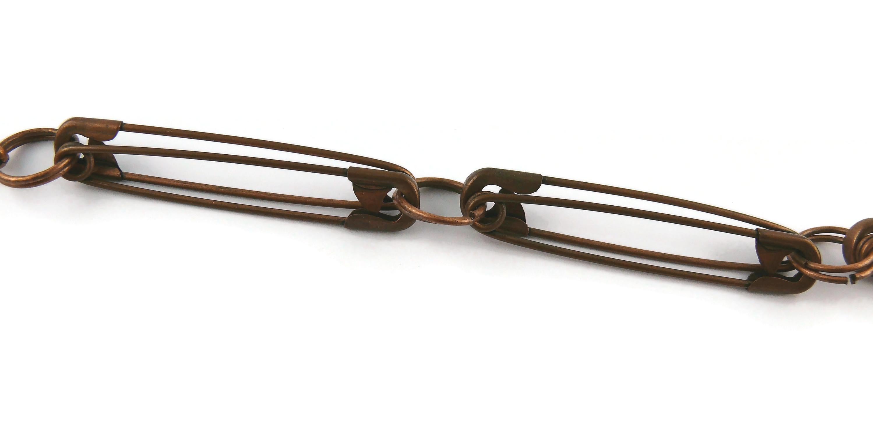 Jean Paul Gaultier, collier à breloques et épingle de sécurité vintage en cuivre de couleur cuivrée Bon état - En vente à Nice, FR