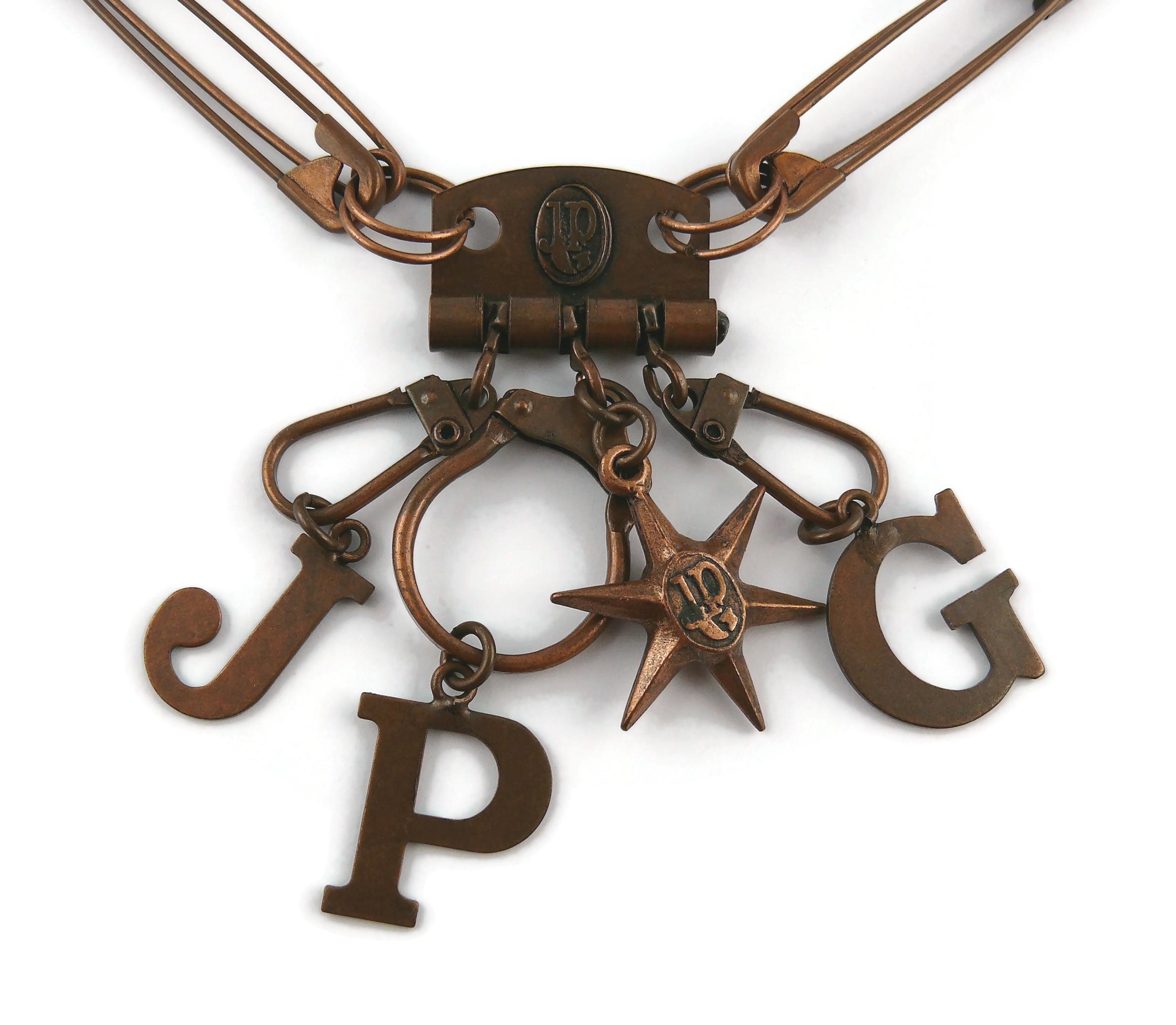 Jean Paul Gaultier, collier à breloques et épingle de sécurité vintage en cuivre de couleur cuivrée en vente 1