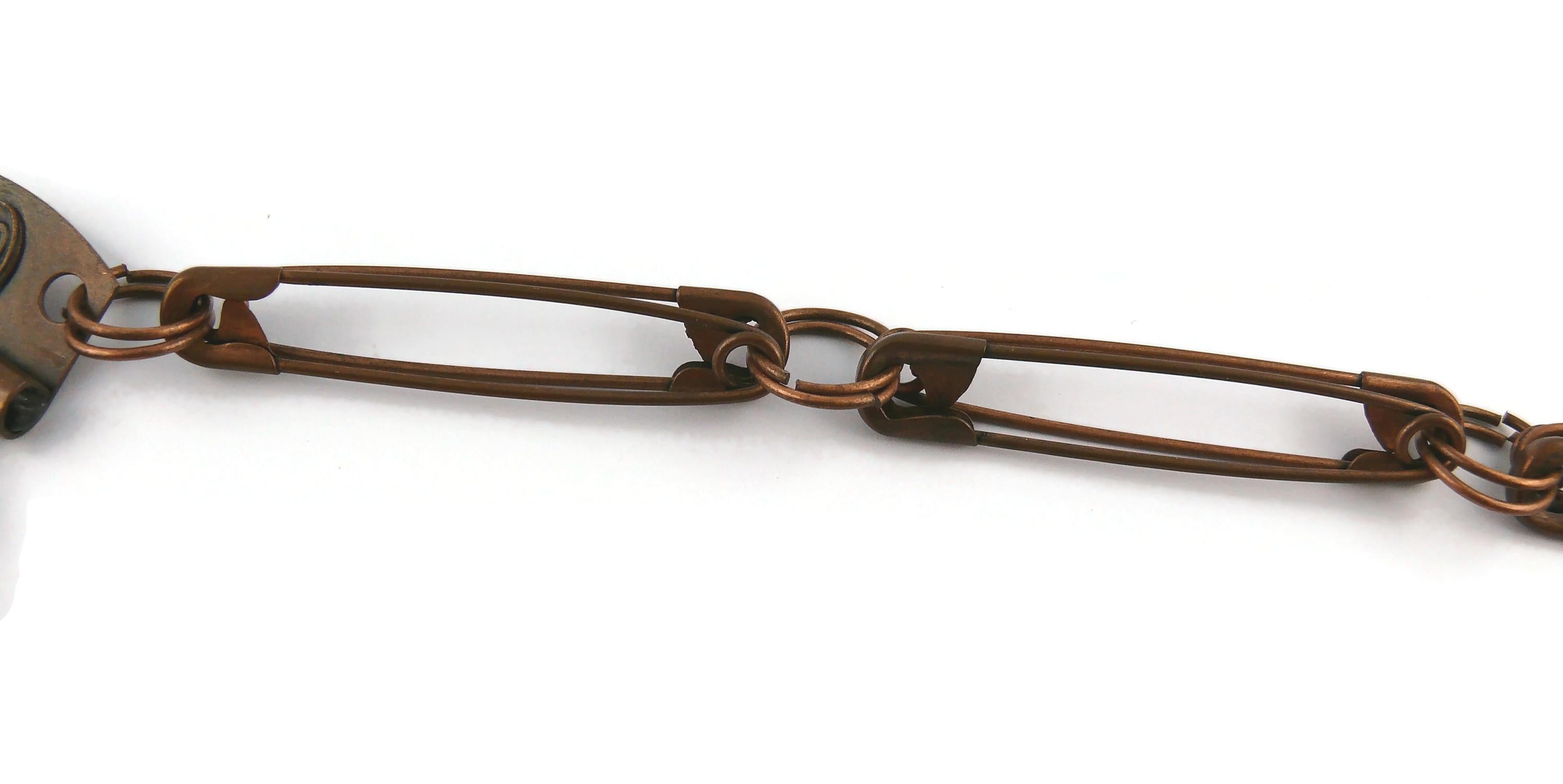 Jean Paul Gaultier, collier à breloques et épingle de sécurité vintage en cuivre de couleur cuivrée en vente 2