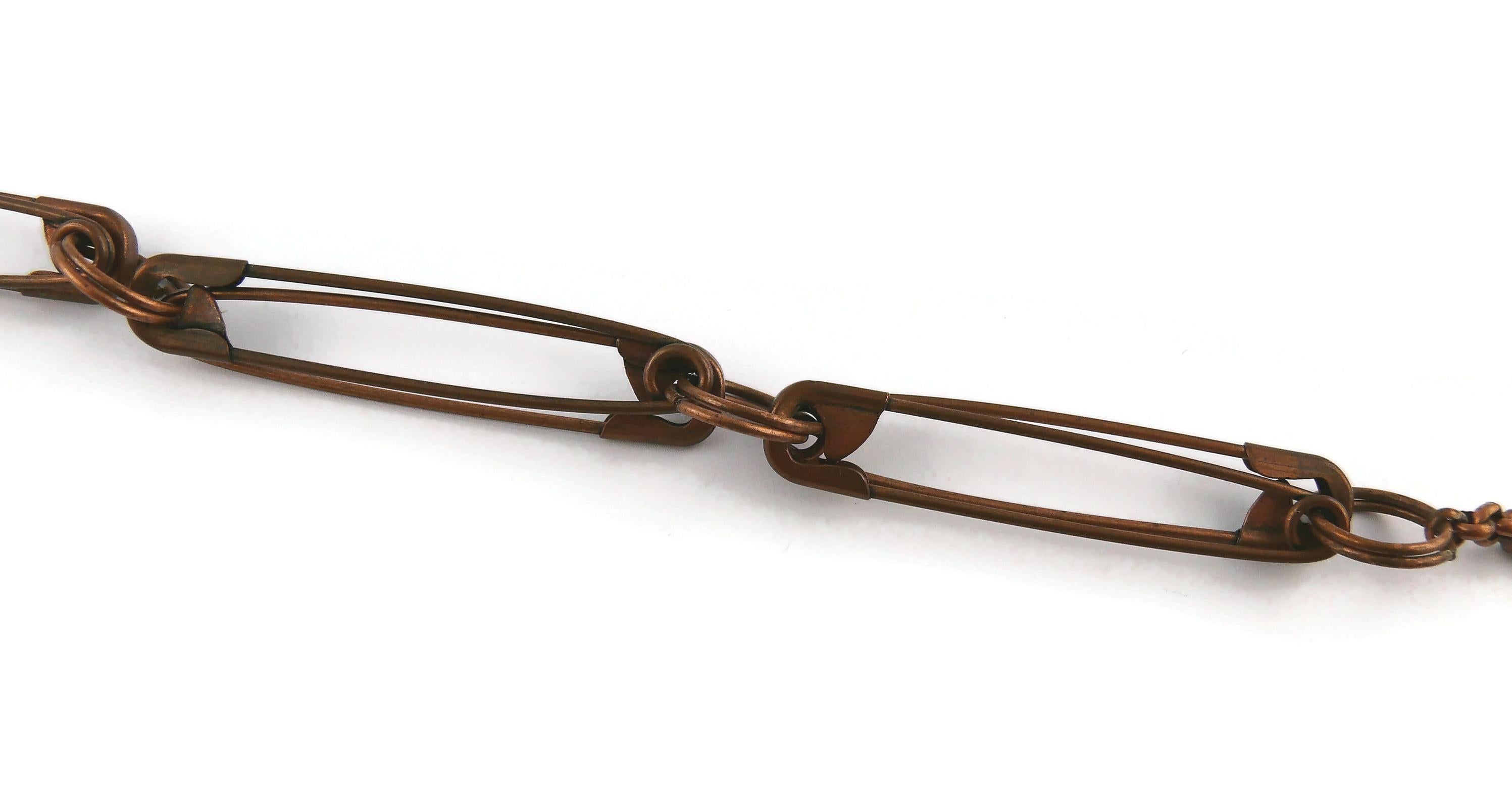 Jean Paul Gaultier, collier à breloques et épingle de sécurité vintage en cuivre de couleur cuivrée en vente 3