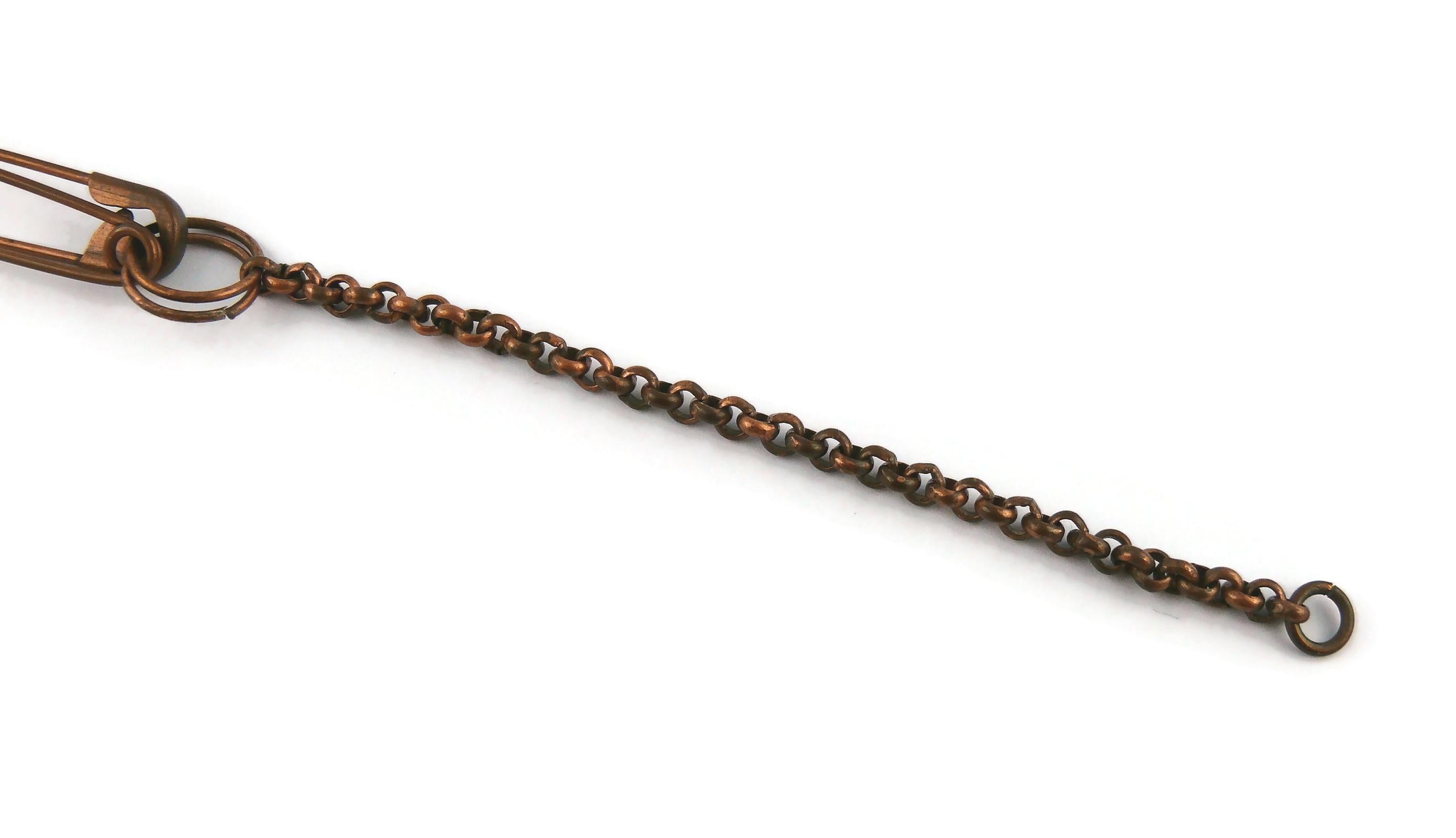 Jean Paul Gaultier, collier à breloques et épingle de sécurité vintage en cuivre de couleur cuivrée en vente 4