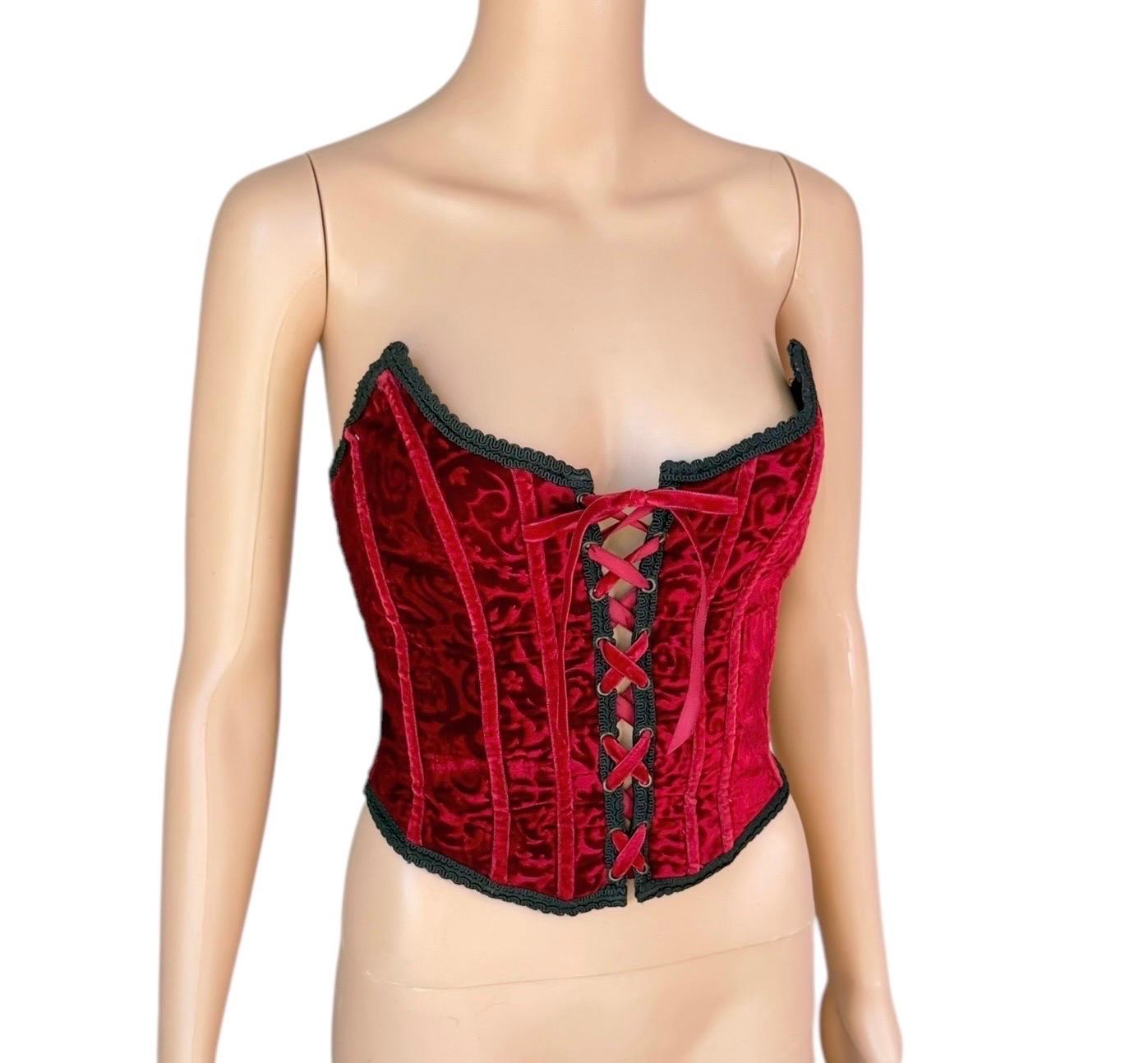 Jean Paul Gaultier Vintage Korsett-Bustier aus Samt Top

Zustand: guter Vintage-Zustand, bitte beachten Sie, dass das Größenetikett entfernt wurde, am Rücken geändert, einige Rückstände am Innenfutter am Rücken, von denen nichts sichtbar ist, wenn