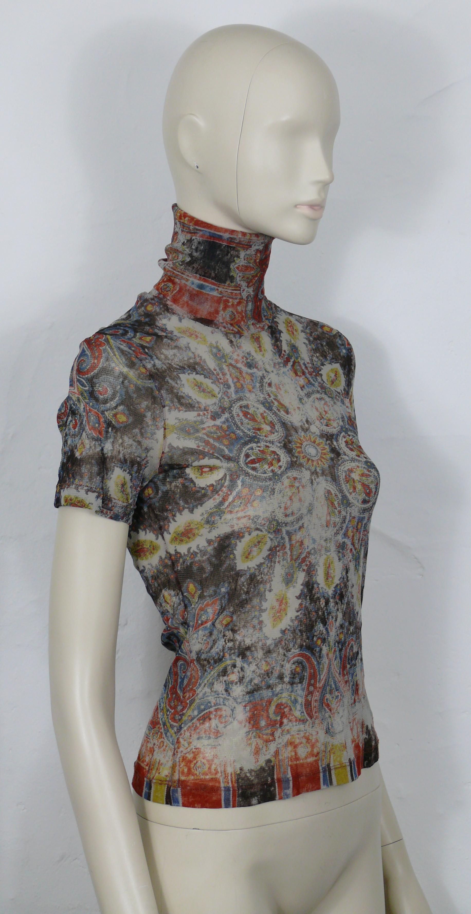 JEAN PAUL GAULTIER, top a collo alto in rete trasparente con stampa vintage a tappeto.

L'etichetta recita JPG JEAN'S Collection N°0008.

Manca l'etichetta della composizione (probabilmente 100% Nylon).

Manca l'etichetta della taglia.
Fai