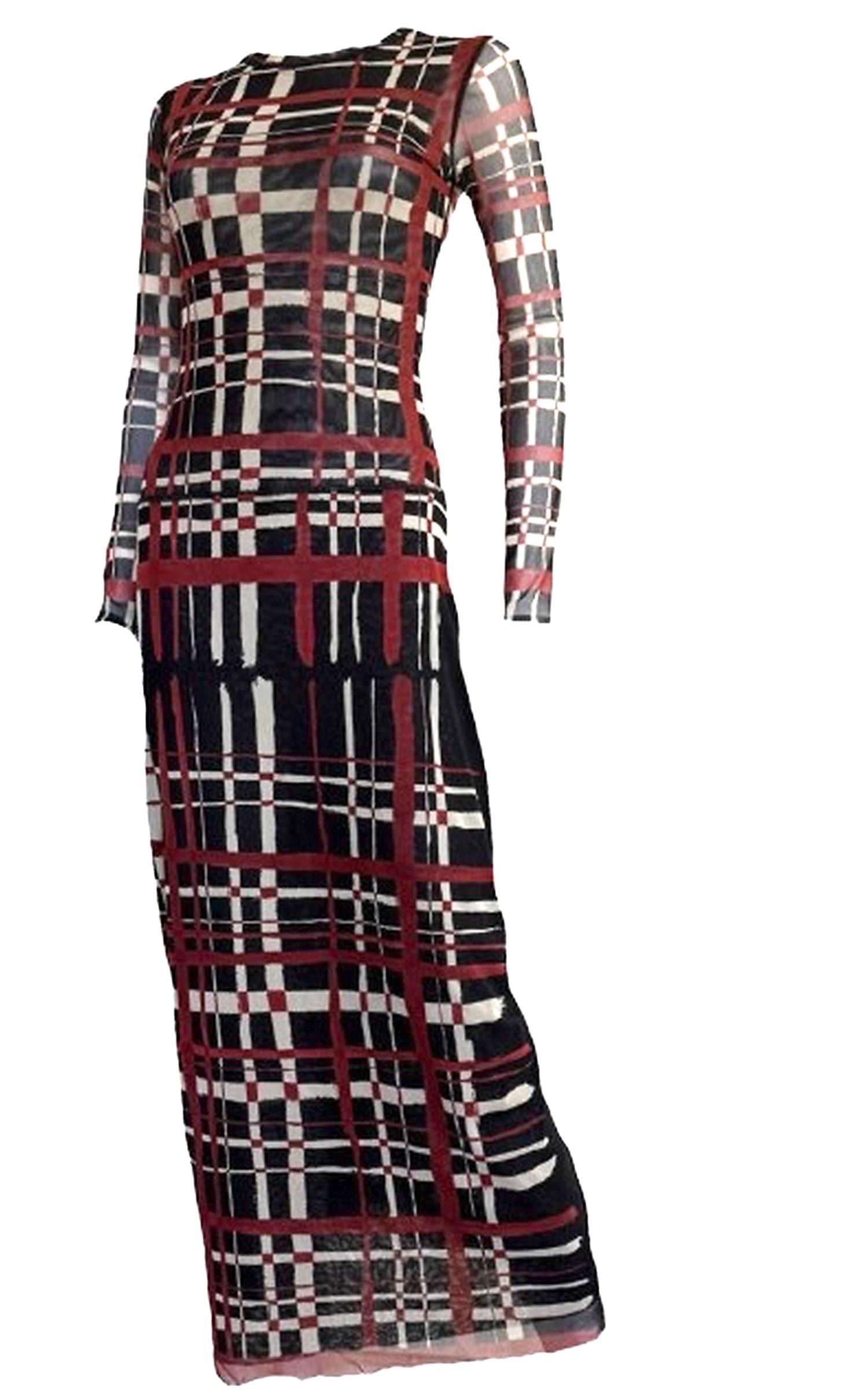 Vintage Jean Paul Gaultier Herbst 2001 kariertes, doppellagiges Bodycon-Kleid aus Mesh mit Laufsteg-Motiv und dekonstruiertem Nahtdetail.
Das kühne burgunder-, schwarz- und elfenbeinfarbene Karomotiv, das für eine körpernahe Silhouette aus Gaultiers