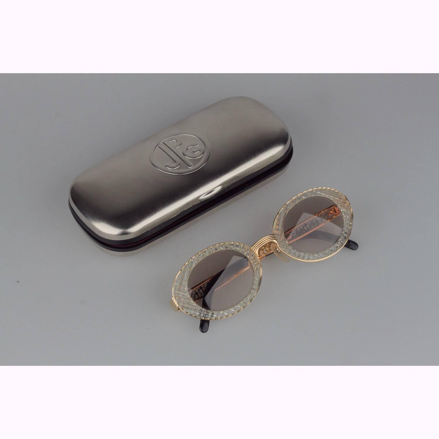 Original Vintage 1990s JEAN PAUL GAULTIER Unisex Sunglasses
Made in Japan
Gold metal Frame, with side screw system to incrfease or decrease arm length.
model: 56-4171

MATERIAL:
metal

COLOR:
Gold

LENS