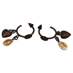 JEAN PAUL GAULTIER Vintage Pendientes de aro con medalla escapular Corazón y Virgen María