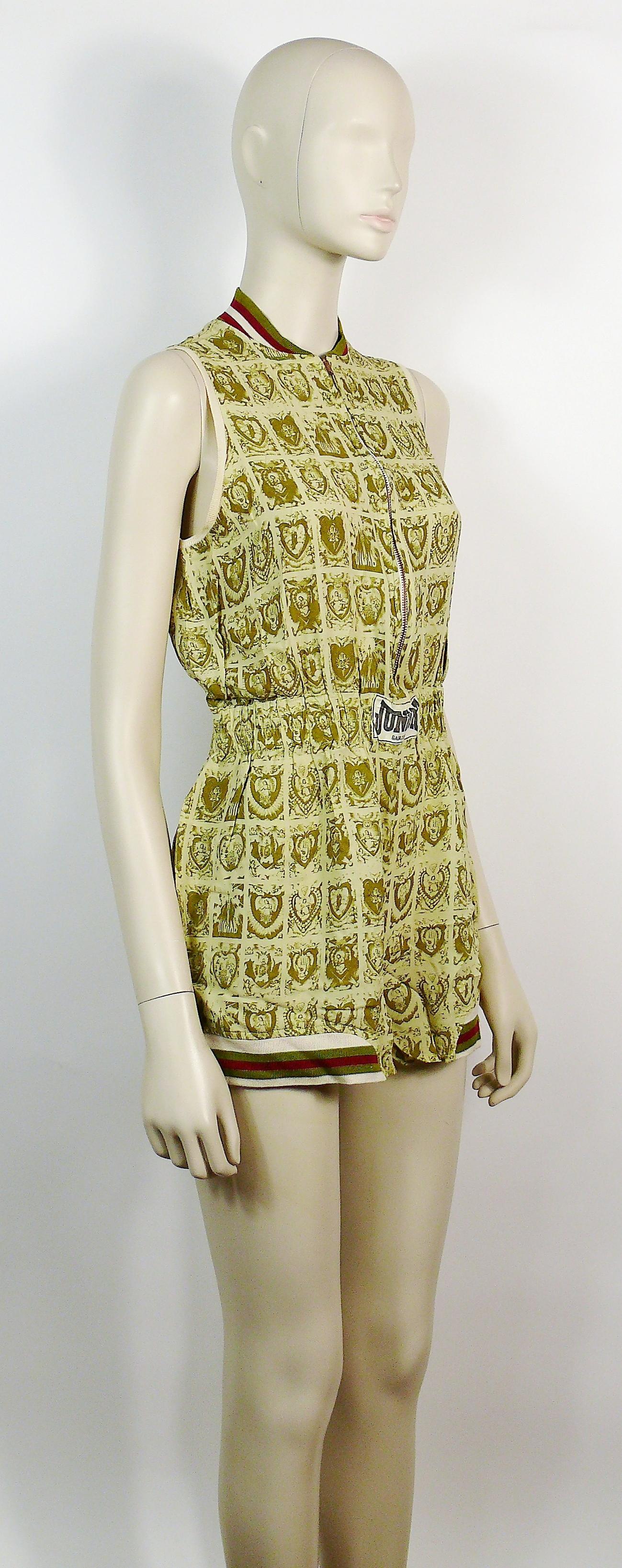 JEAN PAUL GAULTIER Vintage-Shortall, inspiriert von Box-Outfits, mit einem schönen All-Over-Print mit Heiligenbildern.

Dieser Kurzfilm enthält:
- Sandbeige Viskose mit Heiligenbildern im Alloverdruck und mehrfarbigen gestrickten Streifendetails.
-