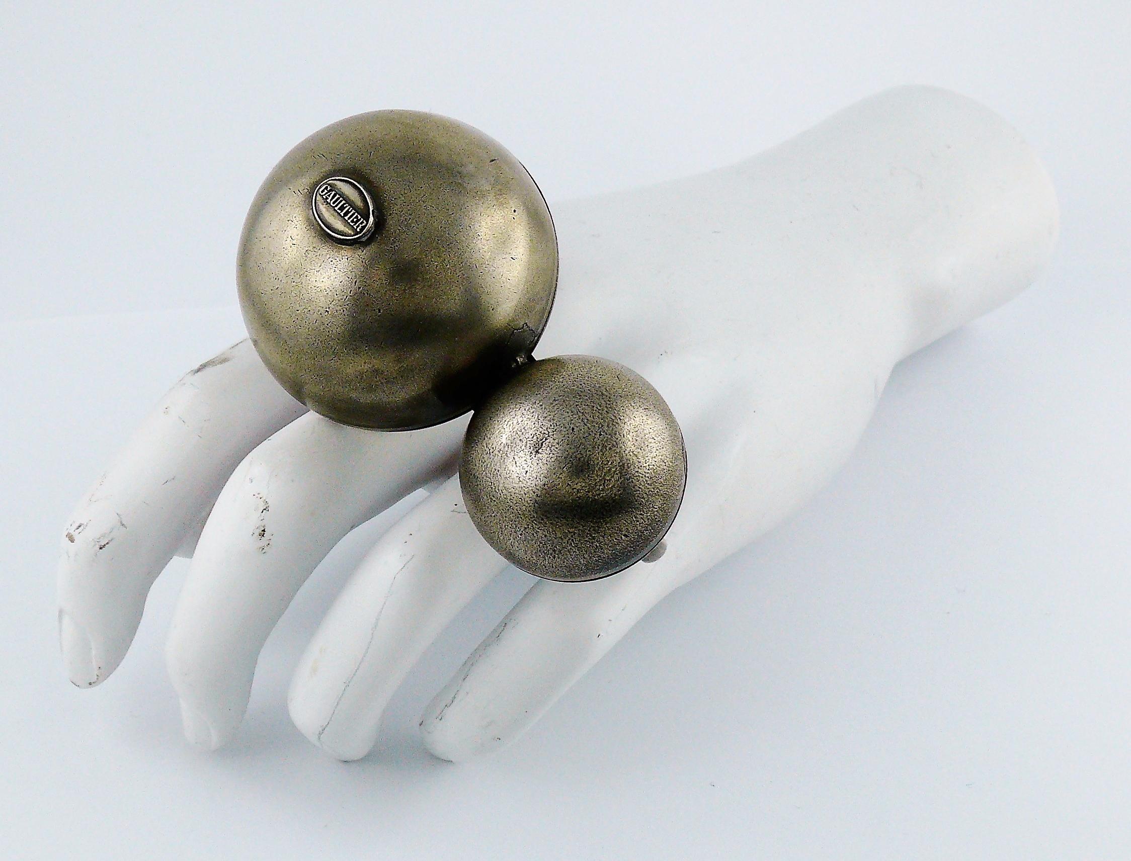 JEAN PAUL GAULTIER vintage incredibly huge antiqued silver toned double ring featuring two speres.

Marked GAULTIER.

Indicative measurements : rings inner circumference approx. 5.65 cm (2.22 inches) / diameter of the spheres approx 4.5 cm (1.77