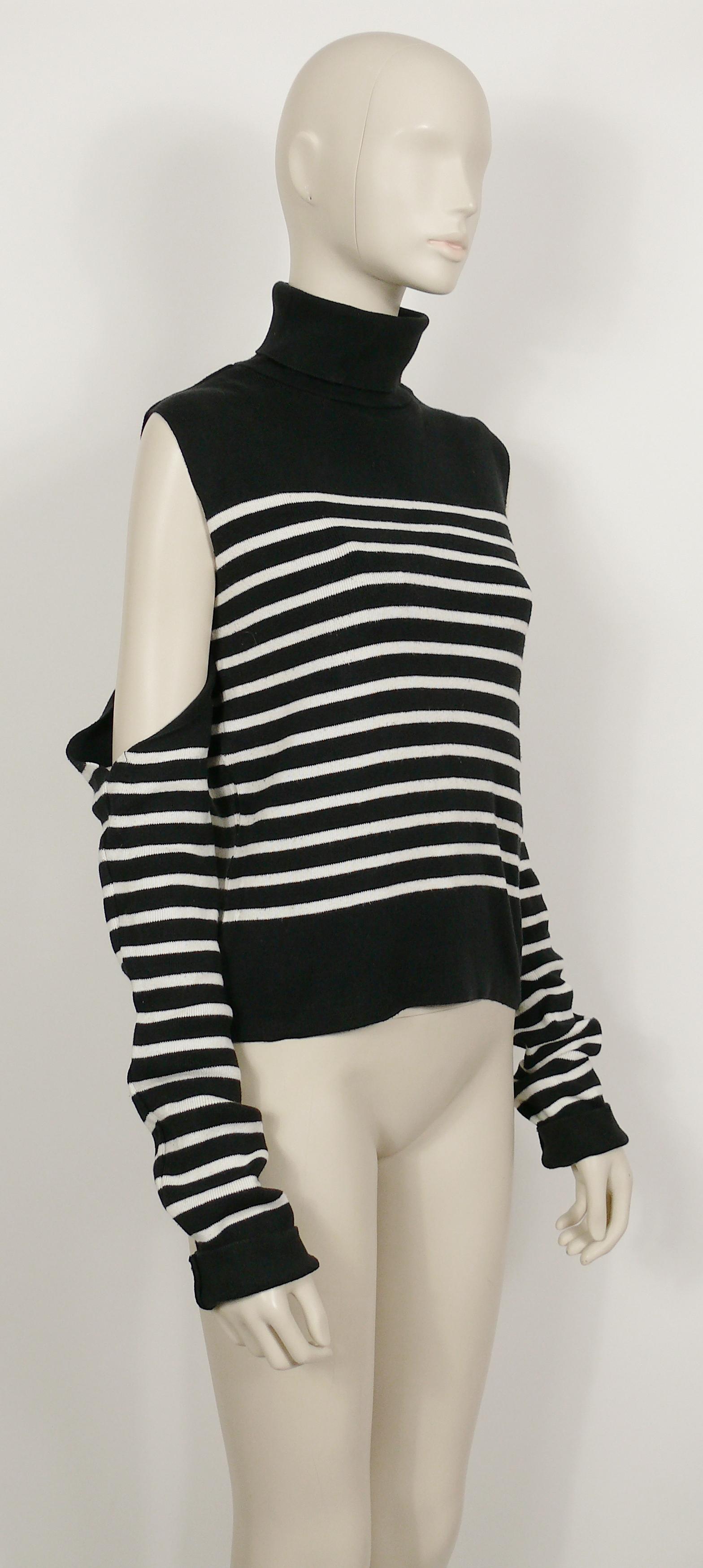 JEAN PAUL GAULTIER maglione iconico vintage destrutturato a righe marinare con maniche staccabili.

Questo maglione è caratterizzato da:
- Tessuto a maglia nero con disegno a righe bianche.
- Collo a tartaruga.
- Set di maniche lunghe staccabili con