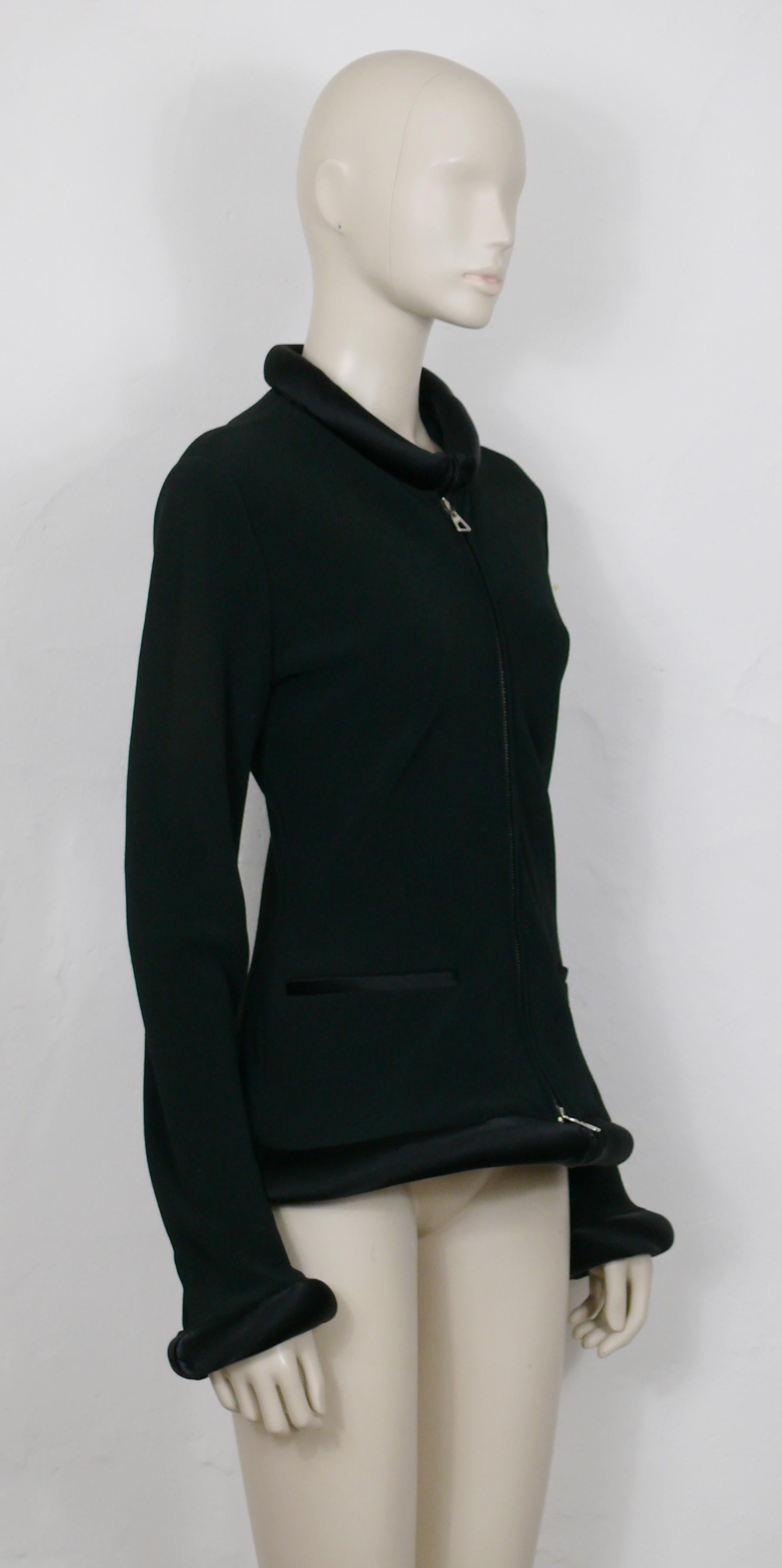 JEAN PAUL GAULTIER Vintage-Jacke aus schwarzer Wollmischung mit aufgerolltem Satinschlauch an Kragen und Manschetten.

Magnetische Druckknopfverschlüsse an Kragen und Manschetten.
 
Auf dem Etikett steht JEAN PAUL GAULTIER FEMME Made in