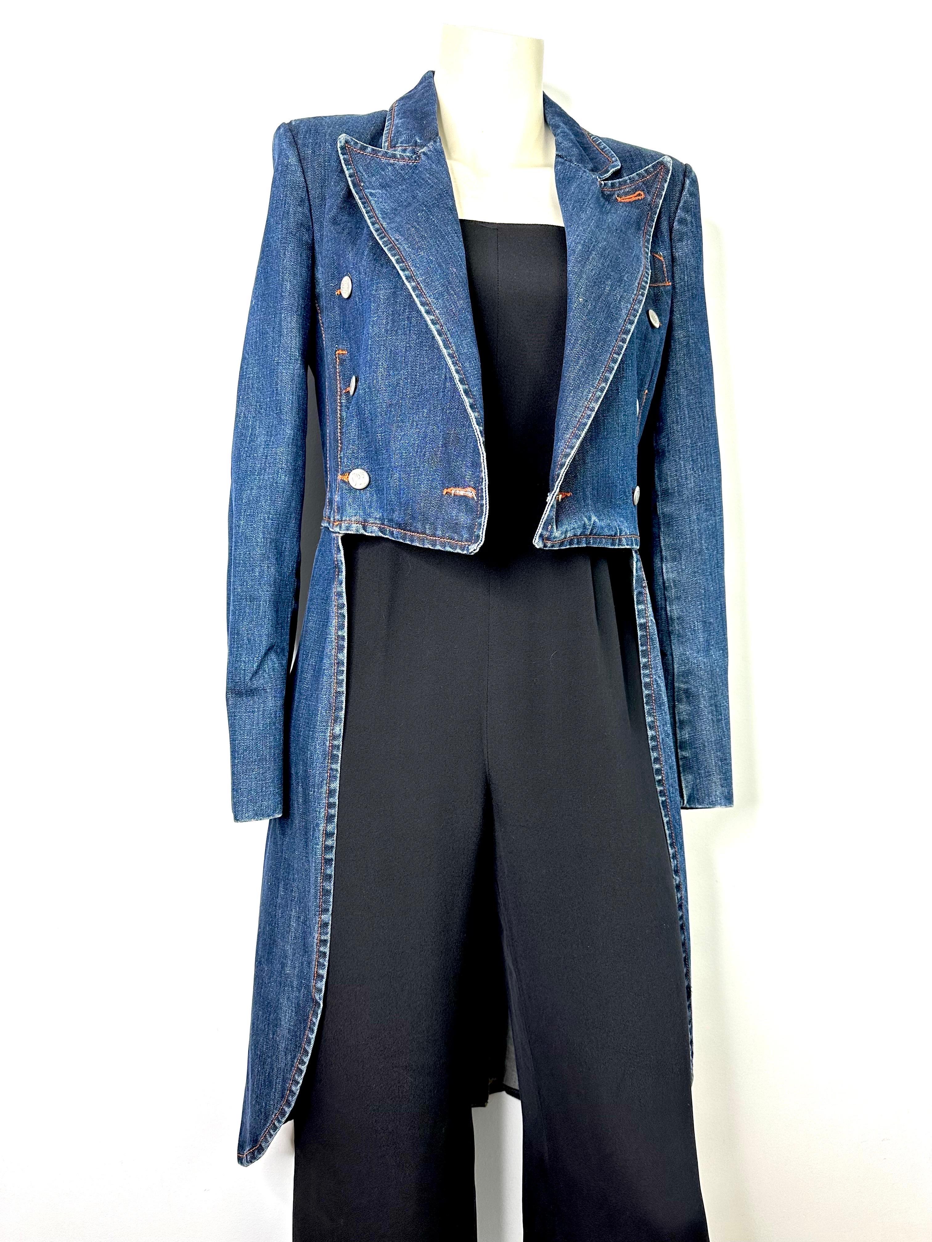 Timeless and official, the tailcoat jacket by Jean Paul Gaultier jeans, vintage from the 1990s.
Double-breasted button front, signature buttons.
Epaulets inside the lining.
Slit pleat in back
Natural denim patina.
Size 36FR
Refer to