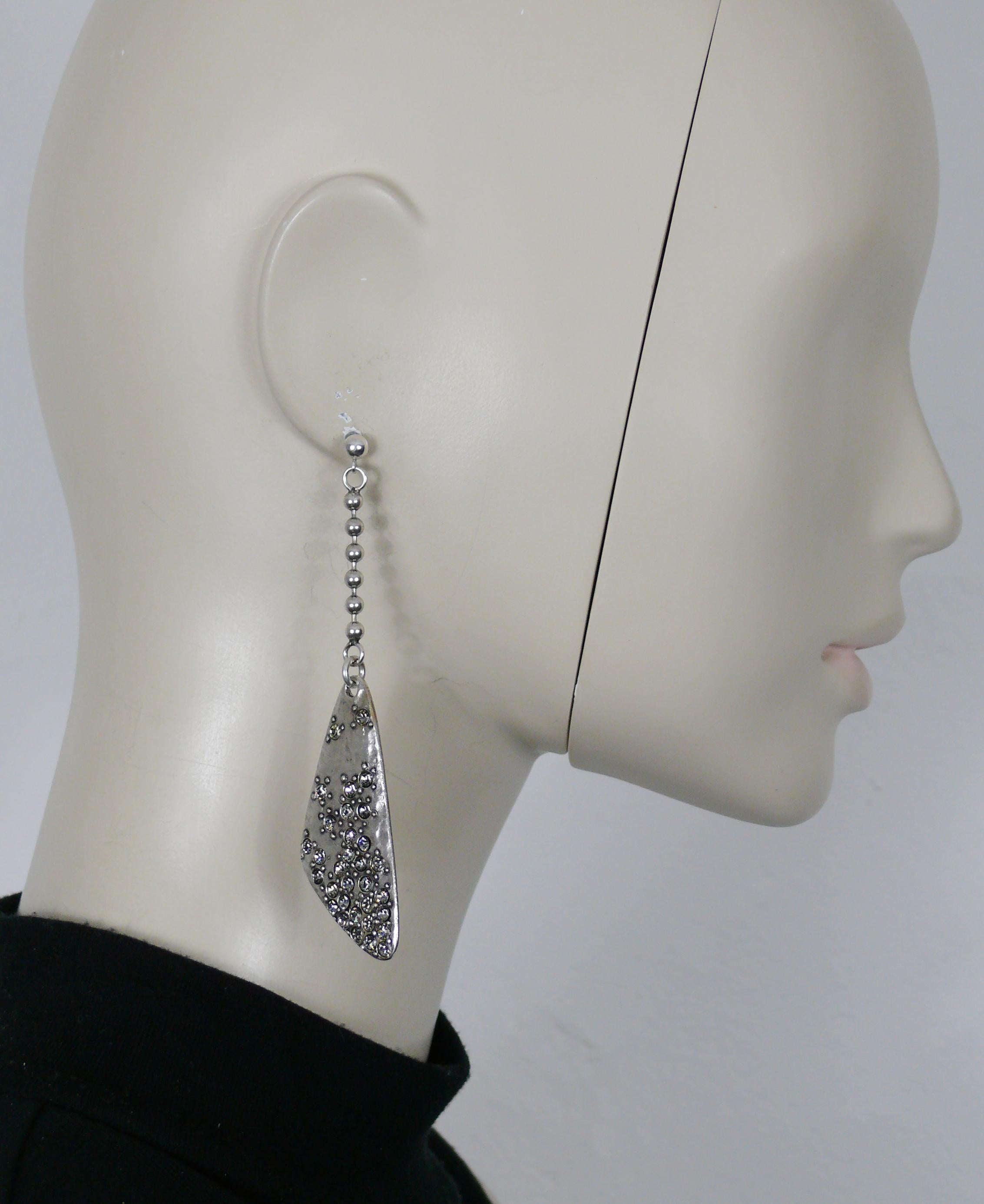 JEAN PAUL GAULTIER vintage antiqued silver tone dangling earrings (for pierced ears - stud earrings).

Marked GAULTIER.

Indicative measurements : max. height approx. 10 cm (3.94 inches) / max. width approx. 2.4 cm (0.94 inch).

Weight per earring :