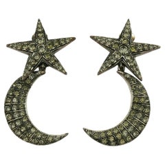 Boucles d'oreilles pendantes vintage Jean-Paul Gaultier en forme d'étoile et de croissant de lune ornées de bijoux