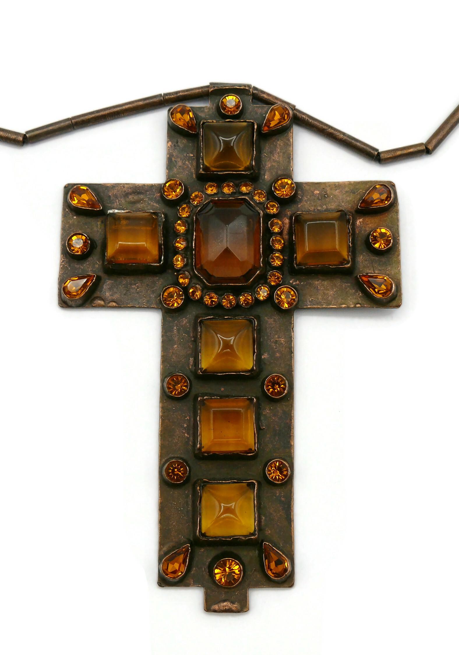 JEAN PAUL GAULTIER Vintage Halskette mit massivem, juwelenbesetztem mittelalterlichem Kreuz-Anhänger im Zustand „Gut“ im Angebot in Nice, FR