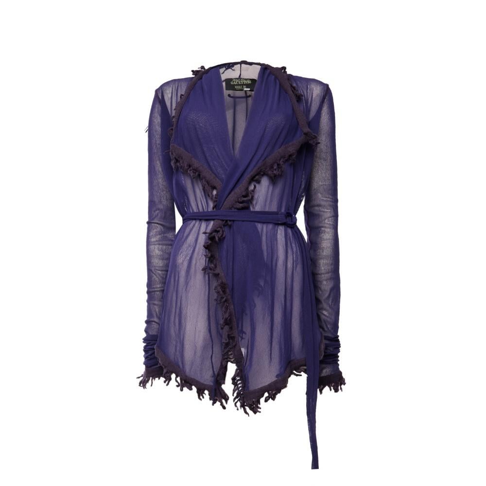 Dieses auffällige lilafarbene Netzhemd im Vintage-Stil von Jean Paul Gaultier fängt die Essenz des avantgardistischen Stils des Designers ein, der für seine Mischung aus Sinnlichkeit und Rebellion bekannt ist. Das Hemd ist vorne offen, hat lange,