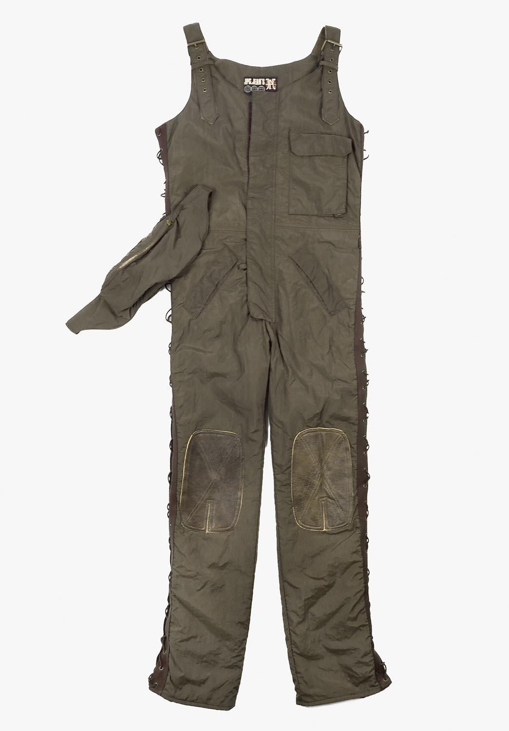 100% genuine Jean Paul Gaultier vintage military overall with waistbag, many details, nocode
Color: khaki
(An actual color may a bit vary due to individual computer screen interpretation)
Material: 100% nylon
Tag size: ITA48, Large
These pants are