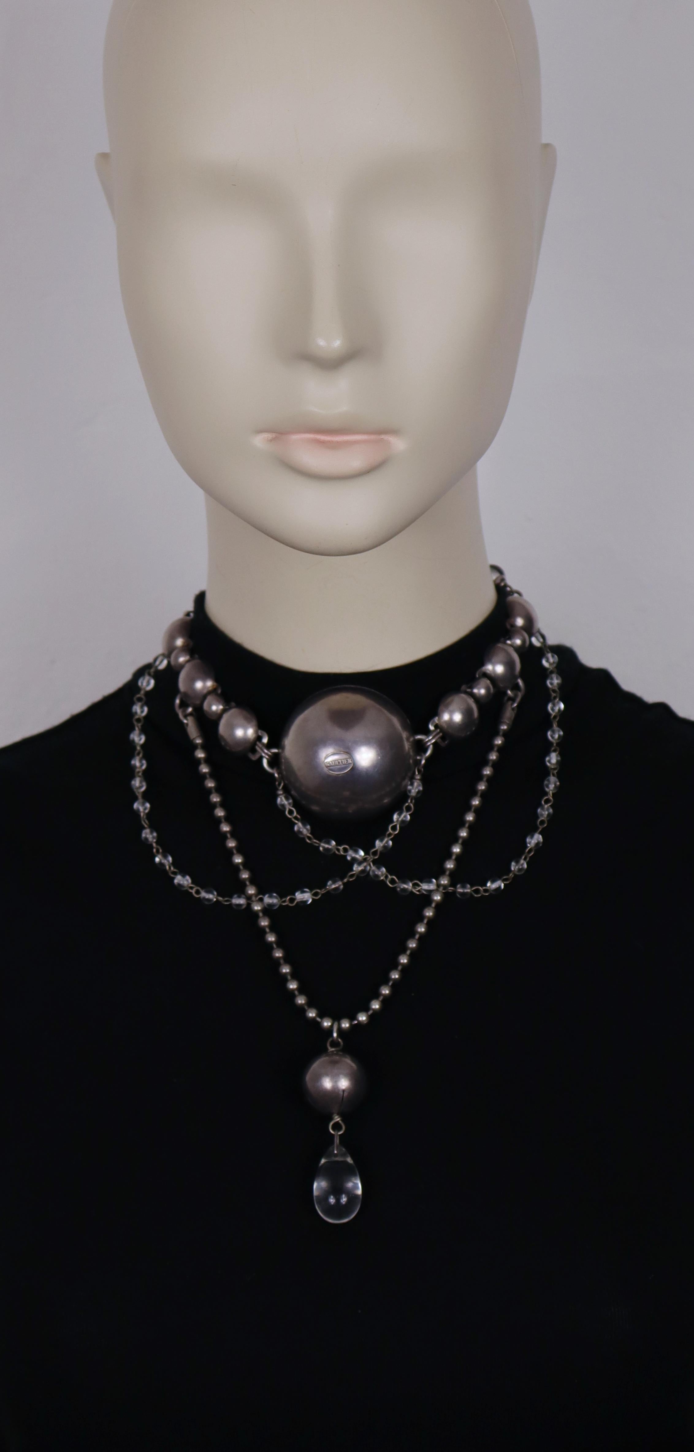 Collana vintage in argento ossidato di Jean Paul Gaultier

Chiusura a molla regolabile.

Marcato GAULTIER.

Materiale: Hardware in metallo ossidato / Perline di vetro / Goccia di vetro.

NOTE
- Si tratta di un articolo vintage usato, quindi potrebbe
