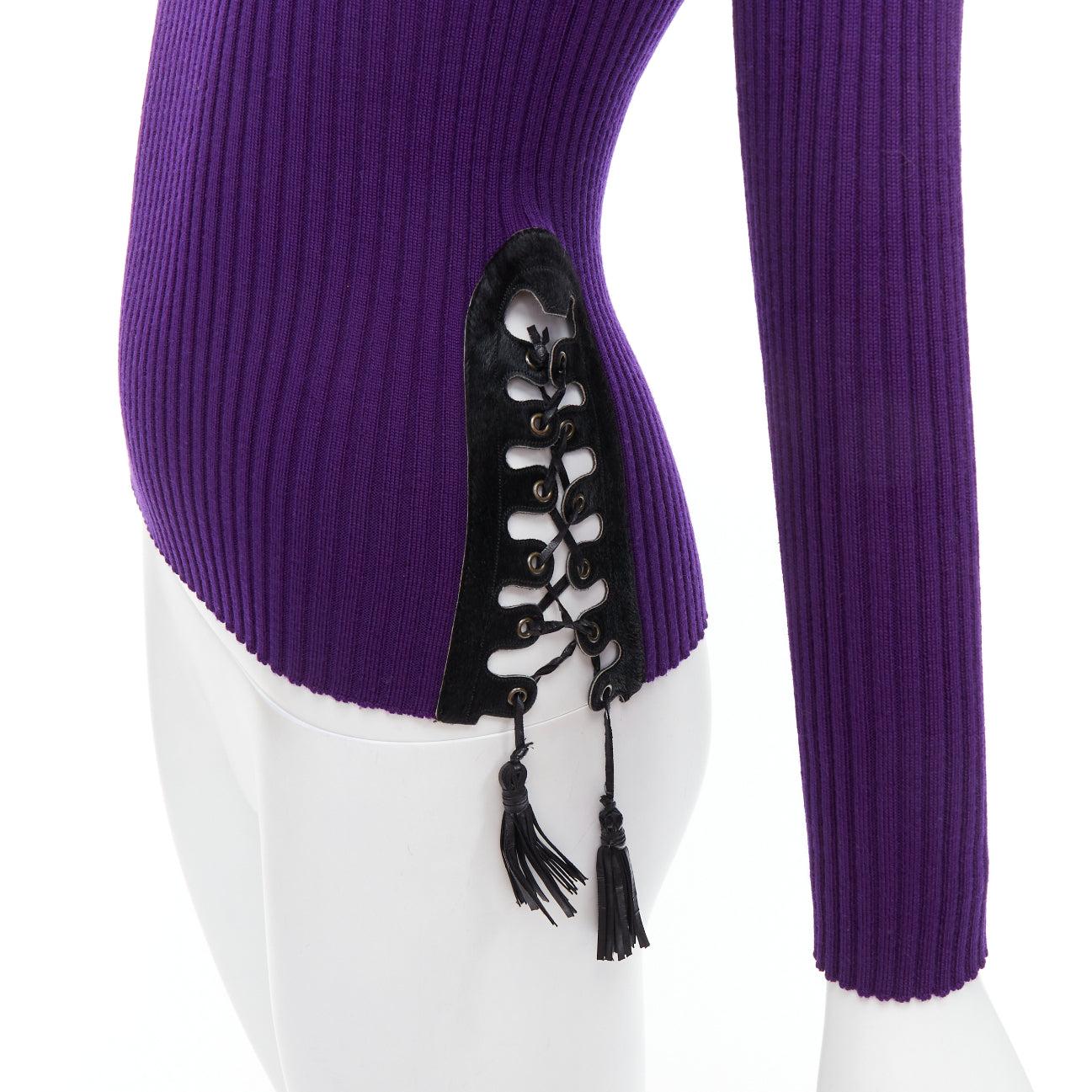 JEAN PAUL GAULTIER Vintage purple black lace up hem turtleneck sweater S
Reference: TGAS/E00460
Brand: Jean Paul Gaultier
Designer: Jean Paul Gaultier
Collection: FEMME
Material: Virgin Wool
Color: Purple, Black
Pattern: Solid
Closure: