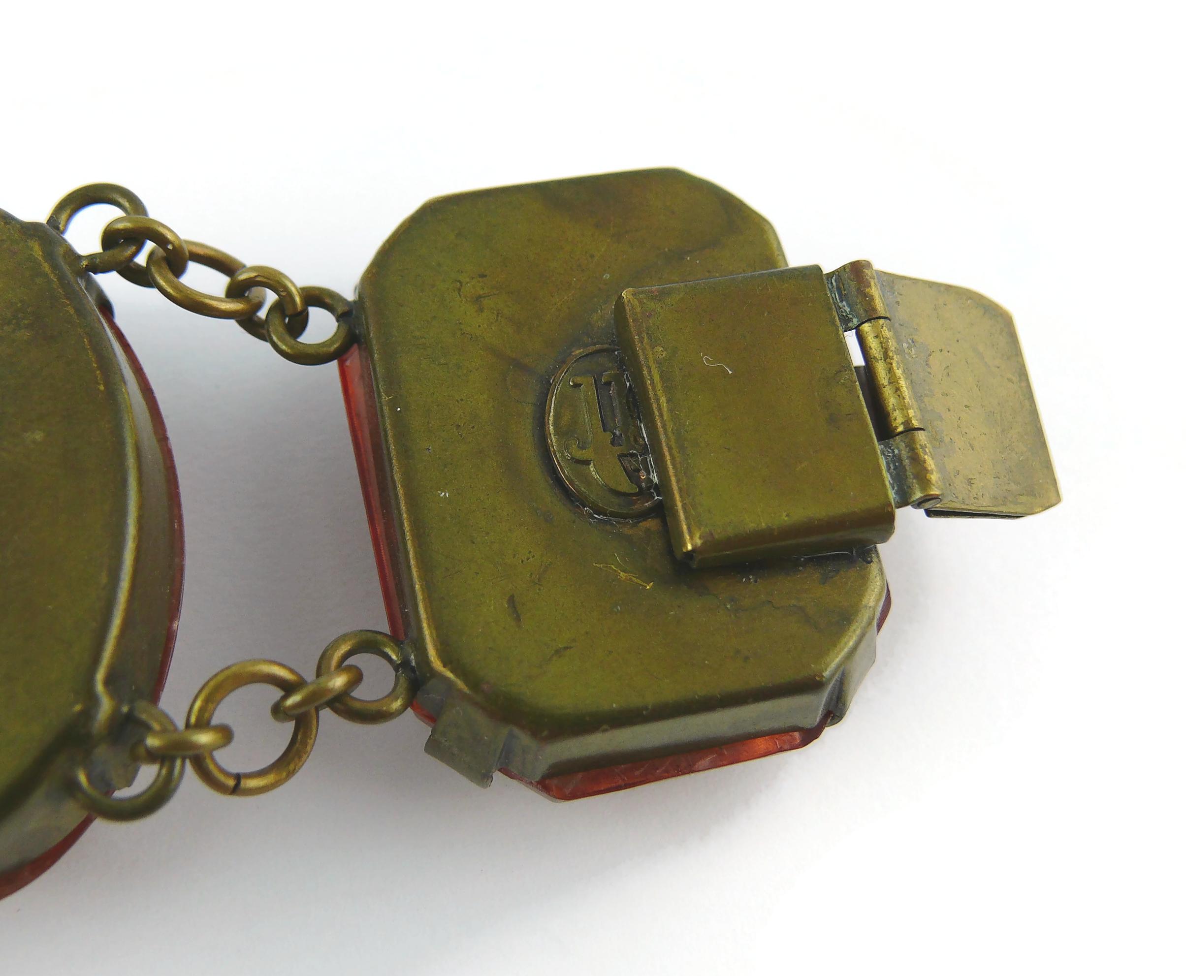 Jean Paul Gaultier Bracelet vintage avec logo en forme de scarabée en résine avec camée en vente 10