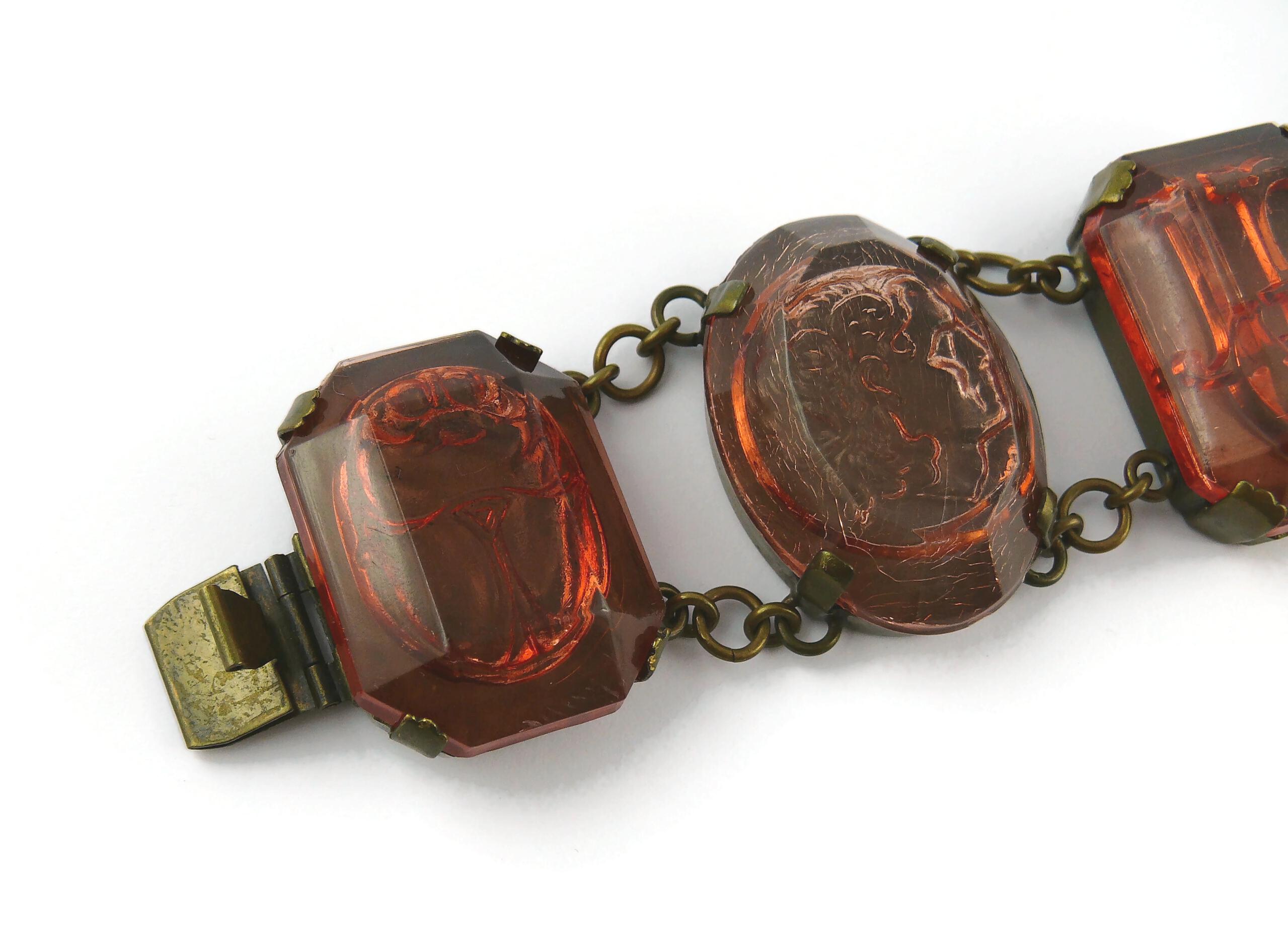 Jean Paul Gaultier Bracelet vintage avec logo en forme de scarabée en résine avec camée État moyen - En vente à Nice, FR