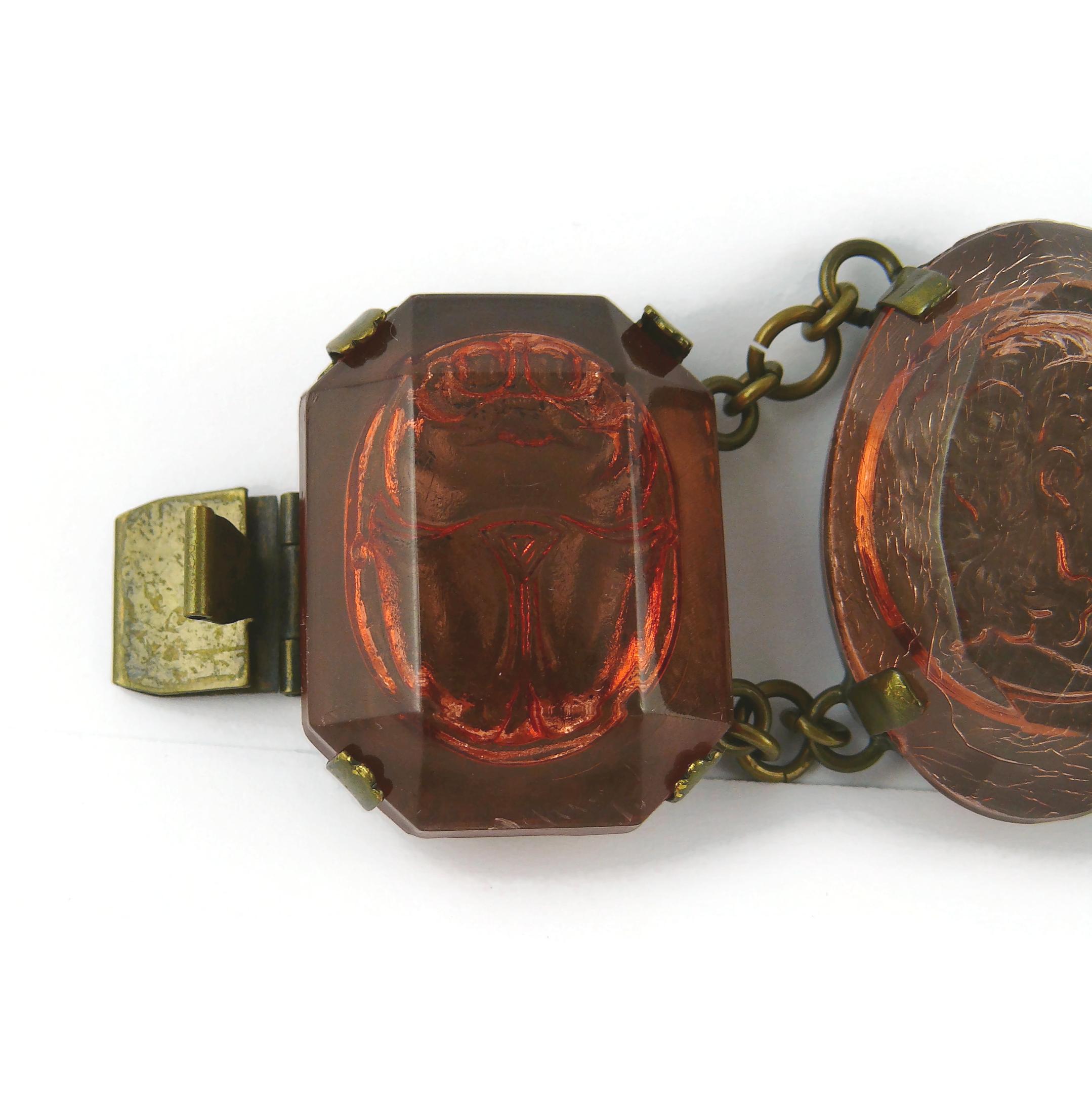 Jean Paul Gaultier Bracelet vintage avec logo en forme de scarabée en résine avec camée en vente 2