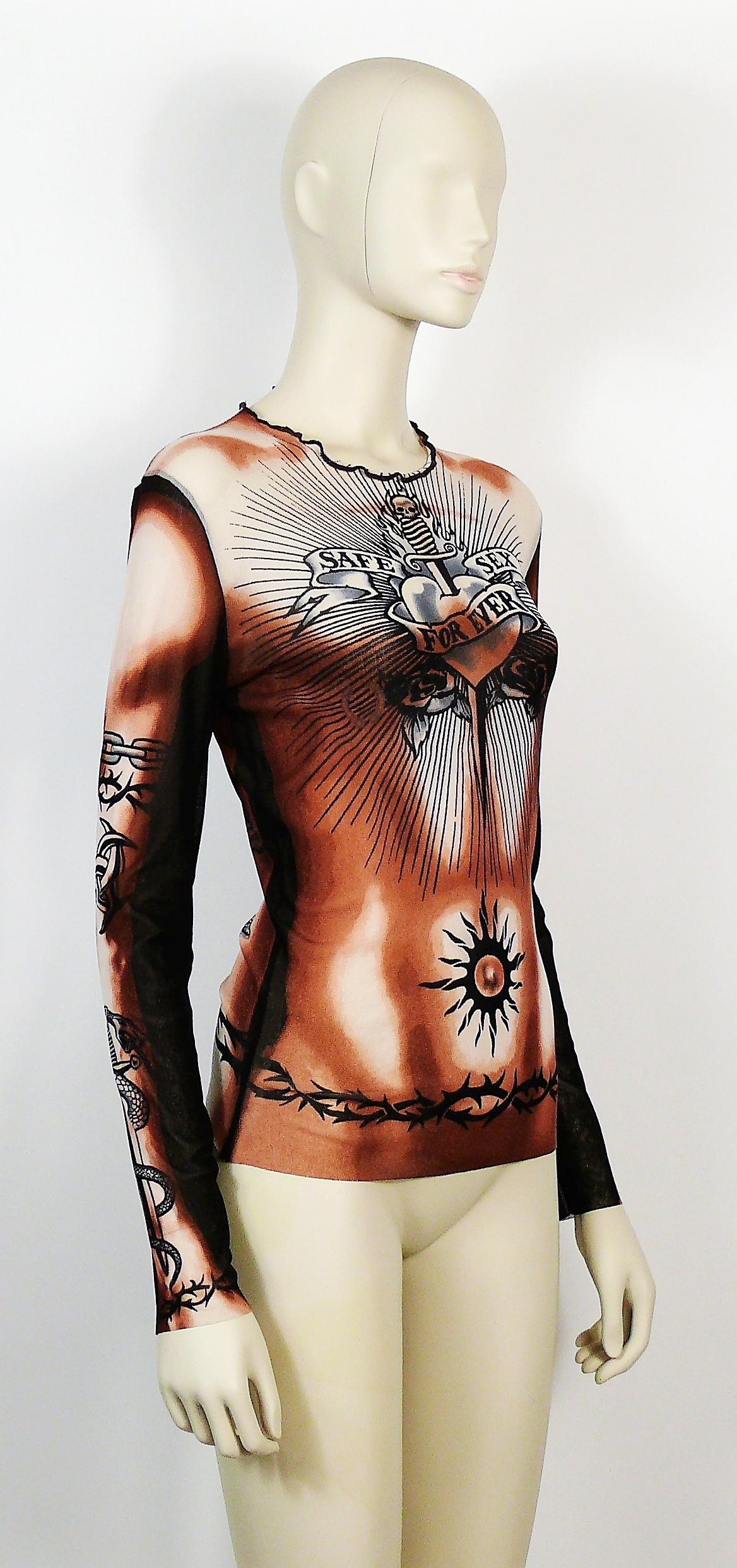 JEAN PAUL GAULTIER seltenes SAFE SEX FOR EVER Tattoo Fuzzi transparentes Mesh-Unisex-Top. 

Opulente Designs mit einem Dolch auf der Vorderseite:: der ein Herz mit der Botschaft SAFE SEX FOR EVER durchbohrt. Kettenglieder und Stacheldrähte an den