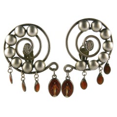 Jean Paul Gaultier Clips d'oreilles vintage à breloques en forme de médaille en forme de spirale avec breloques écailles