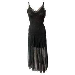 Jean Paul Gaultier Jeans è un maxi abito vintage in maglia semitrasparente di colore nero.