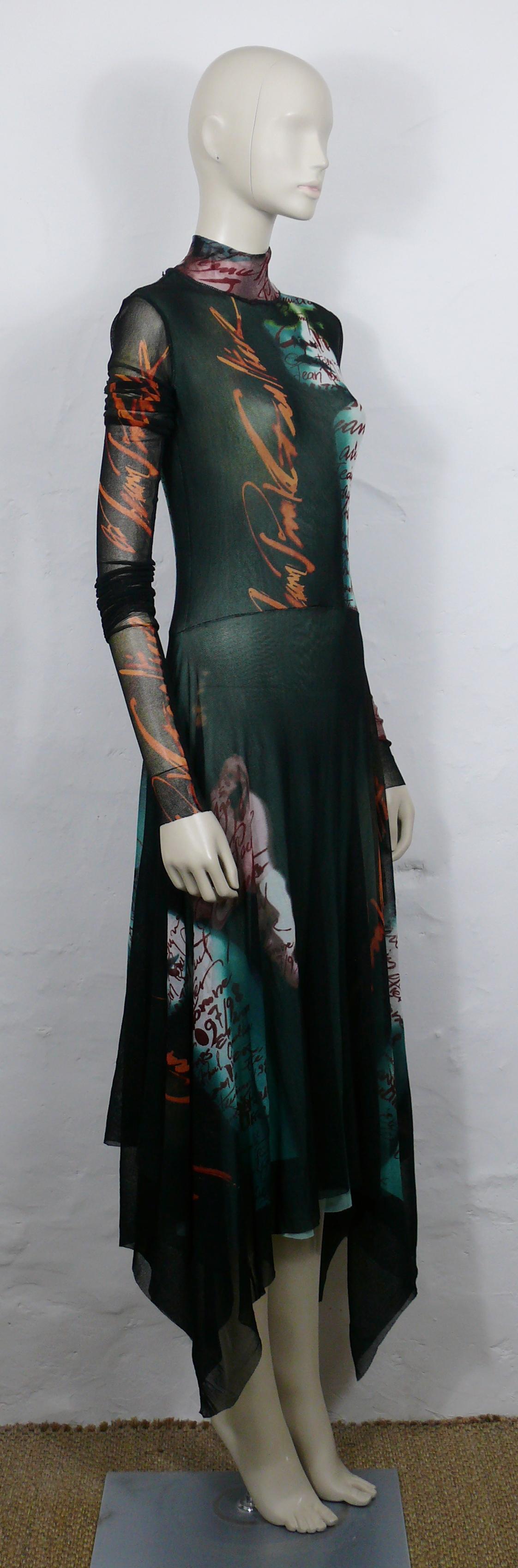Vestido vintage de malla semitransparente JEAN PAUL GAULTIER con estampado de retratos y texto en cursiva.

Este vestido presenta :
- Malla semitransparente FUZZI en el cuerpo.
- Malla transparente FUZZI en las mangas.
- Retratos multicolores y