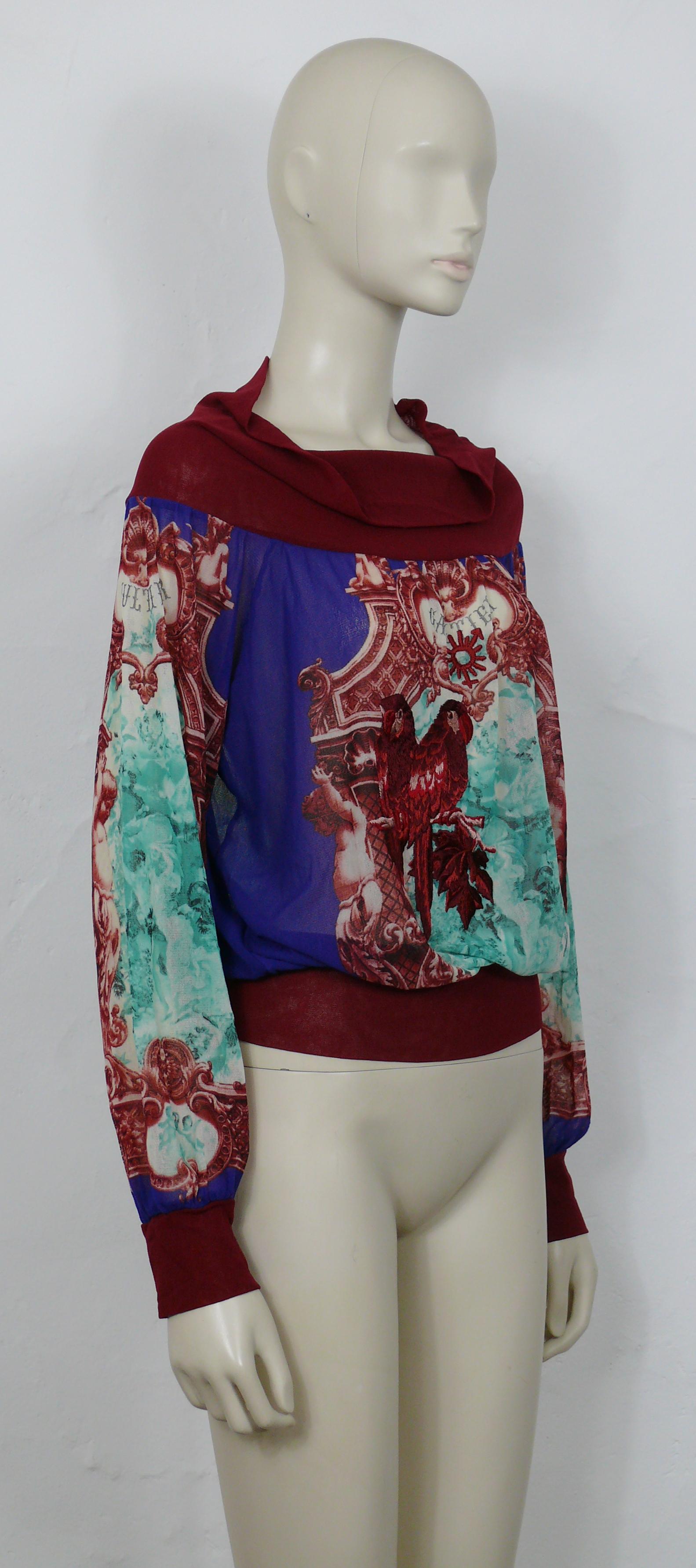 JEAN PAUL GAULTIER top vintage en maille transparente multicolore avec perroquets brodés.

Ce haut comporte :
- Maille FUZZI transparente présentant un imprimé multicolore avec des éléments architecturaux, un couple d'amoureux, des putti, des