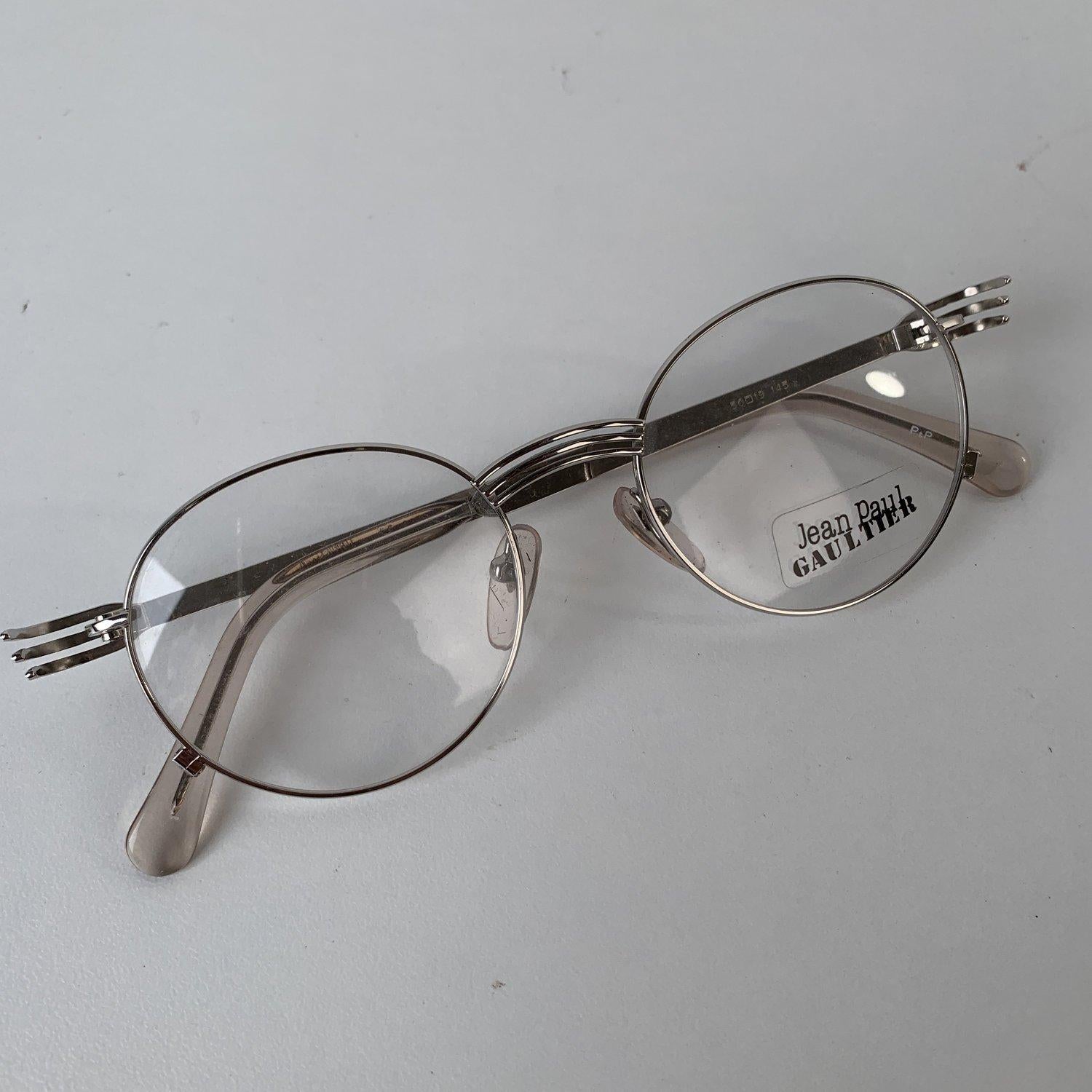 Original Vintage 1990s JEAN PAUL GAULTIER Unisex Sunglasses. Silver metal oval frame. Clear demo lenses. Frame Made in Japan. Mod. 55- 3174 - 50/19 - 145. The temples of the glasses look like forks




Details

MATERIAL: Metal

COLOR: Silver

MODEL: