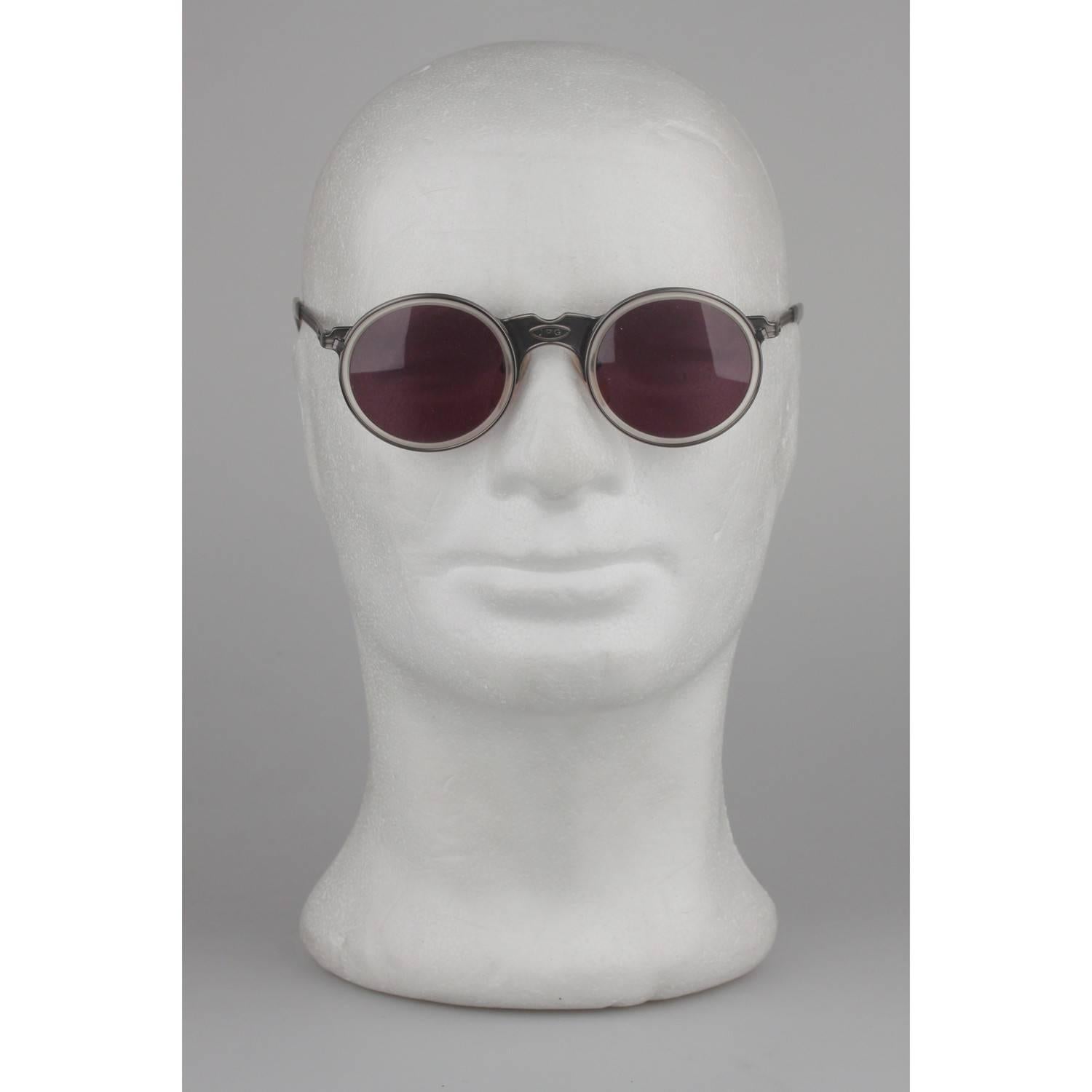 Original Vintage 1990s JEAN PAUL GAULTIER Unisex Sunglasses
Made in Japan
Silver Metal Round Frame - Rare & Iconic Model: 56-3272

MATERIAL:
Metal

COLOR:
Silver

LENS COLOR:
Gray

MODEL:
56-3272

GENDER:
Adult Unisex

SIZE:
Medium

CONDITION