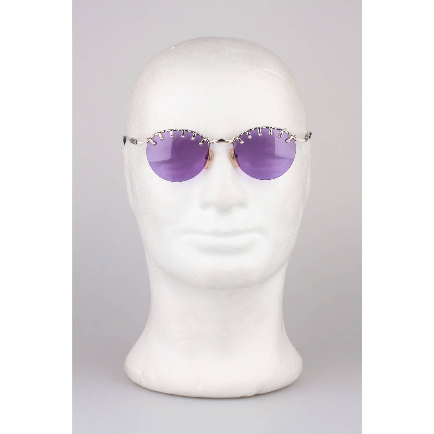 Original Vintage 1990s JEAN PAUL GAULTIER Unisex Sunglasses
Made in Japan
Silver Metal Frame, with side screw system to incrfease or decrease arm length.
model: 56-5103

MATERIAL:
Metal

COLOR:
Silver

LENS