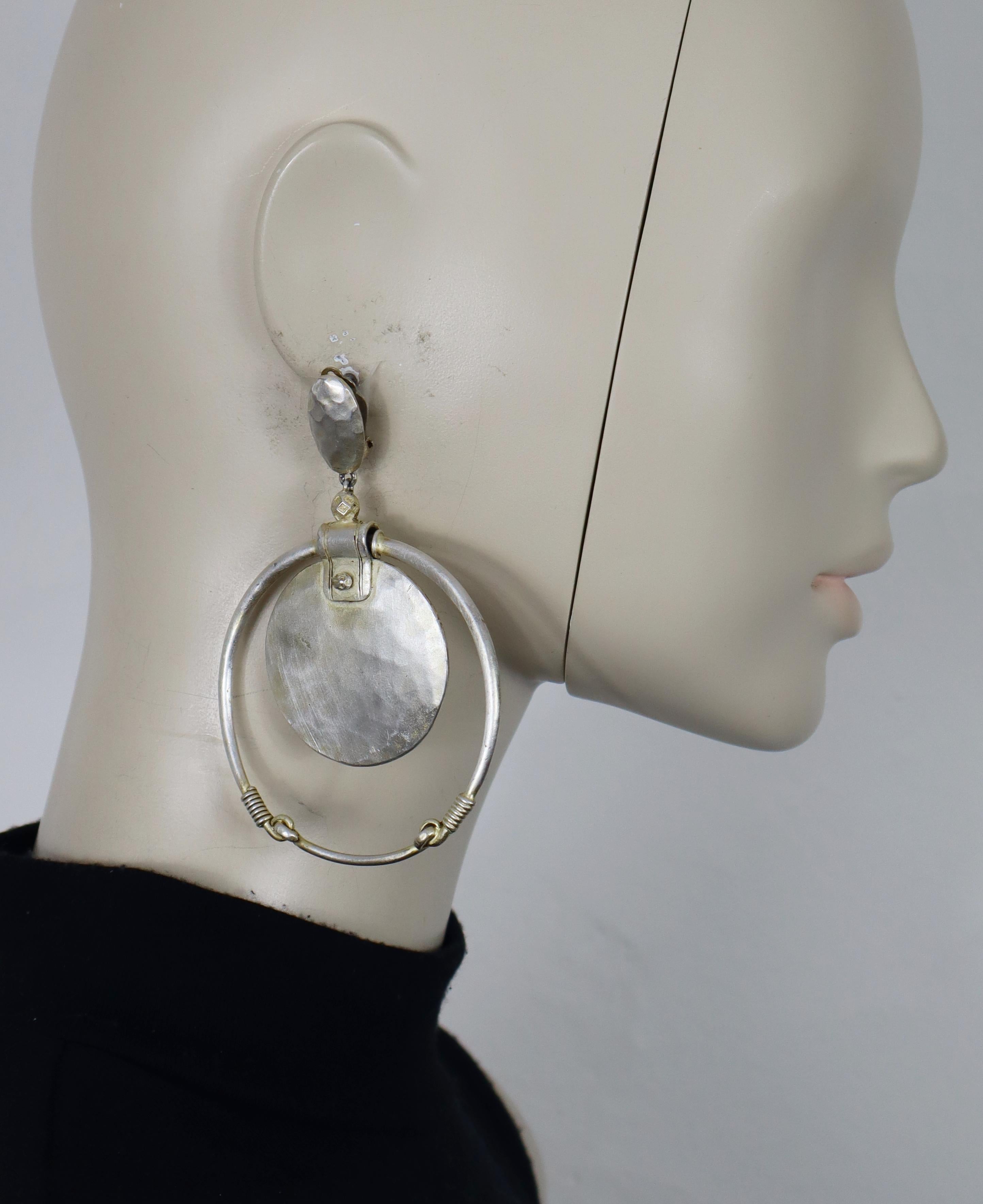 JEAN PAUL GAULTIER vintage matte silver tone hoop earrings (clip-on).

These earrings are silver-tone, but they display a kind of gilded patina in some areas (original ? oxidation ? alteration ?), as visible on the photos, addint to their vintage