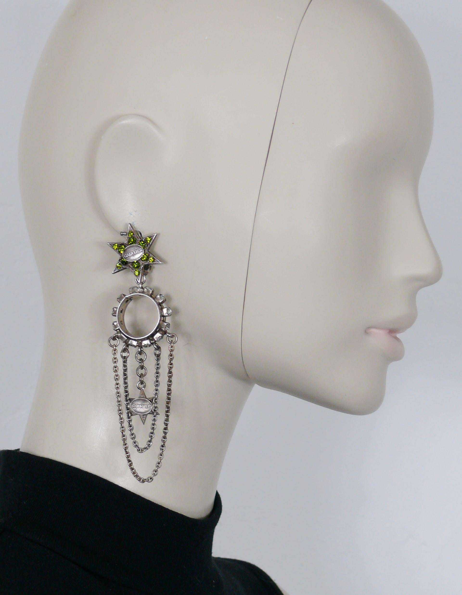 JEAN PAUL GAULTIER Pendientes colgantes joya vintage (de clip) con estrellas, anilla y cadenas.

Herrajes metálicos en tono plateado.
Pátina envejecida.

Marcado GAULTIER.

Medidas orientativas: altura máxima aprox. 10,9 cm / anchura máxima aprox.