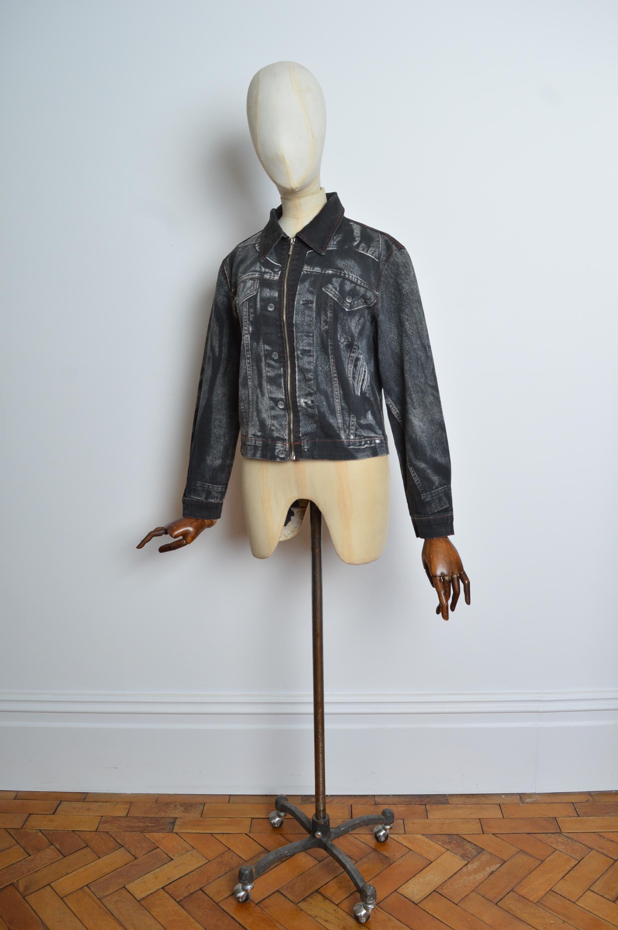 Superb Jean Paul Gaultier Vintage Trompe L'oeil Black printed Denim Jacket featuring zip down the front closure. 
Measurements are provided in inches;
Pit to Pit; 20”
Pit to Cuff; 18.5”
Nape to Hem; 23”
Waist; 34”
SIZE - ONE SIZE (fits U.K.