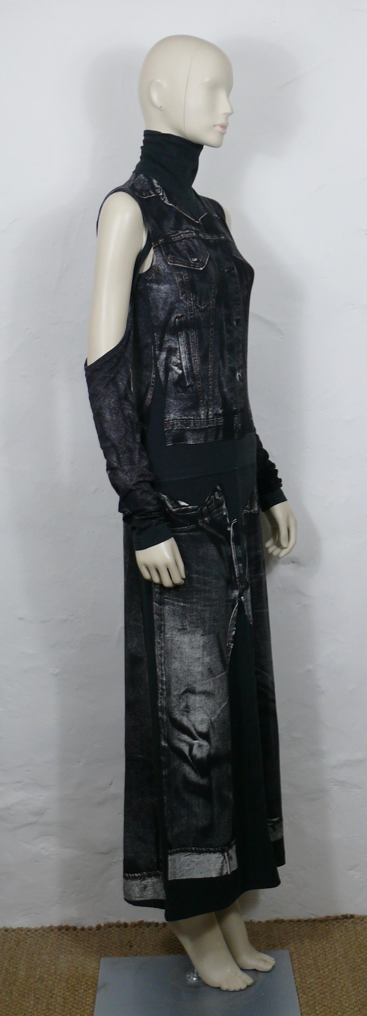 JEAN PAUL GAULTIER Vintage-Maxi-Kleid aus Jersey mit abnehmbaren Ärmeln, mit Trompe-l'œil-Jeansjacke im Röntgenbild und Jeans auf der Vorder- und Rückseite.

Dieses Kleid hat folgende Eigenschaften:
- Grauer Jersey-Hintergrund mit schwarz/weißem