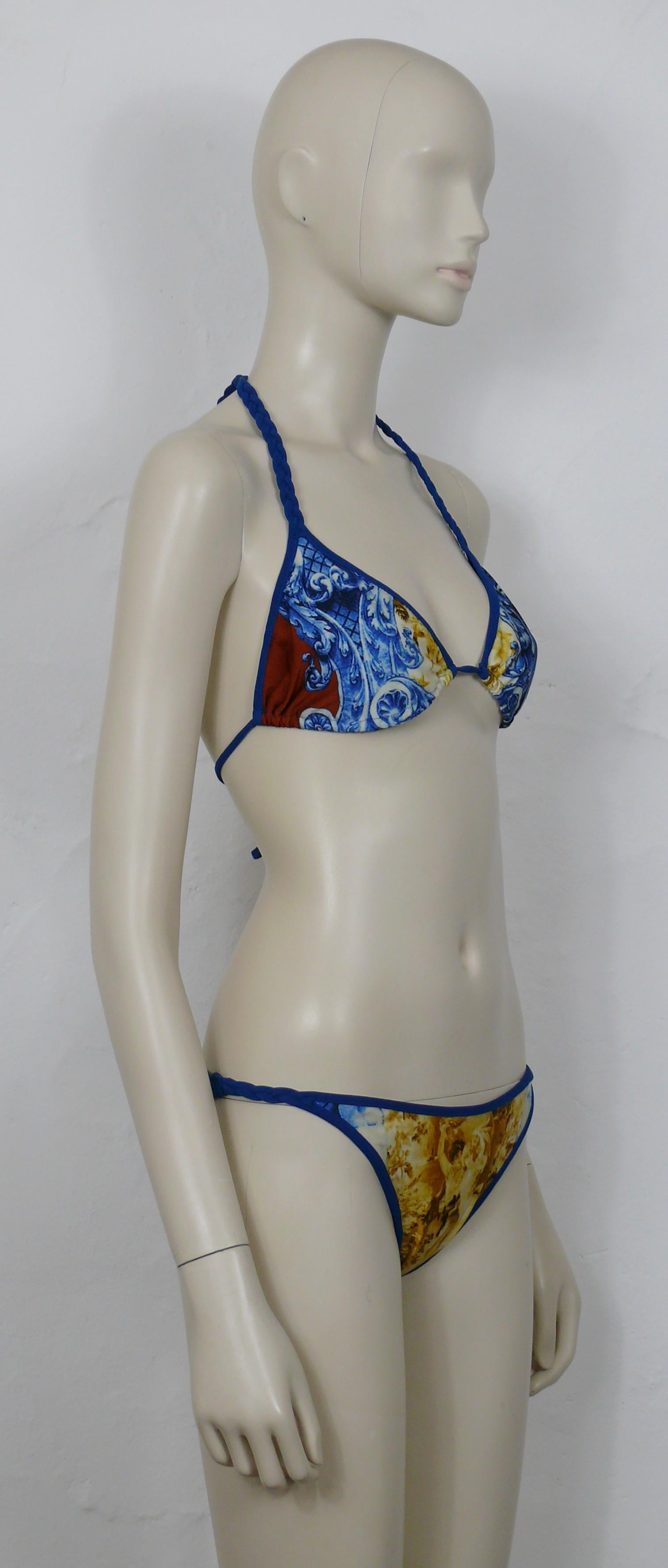 Zweiteiliger Bikini-Badeanzug von JEAN PAUL GAULTIER im Vintage-Stil mit mehrfarbigem Print mit architektonischen Elementen, einem Liebespaar, Putten und GAULTIER-Logo.

Blaue geflochtene Seile als Detail.

Auf dem Etikett steht JEAN PAUL GAULTIER
