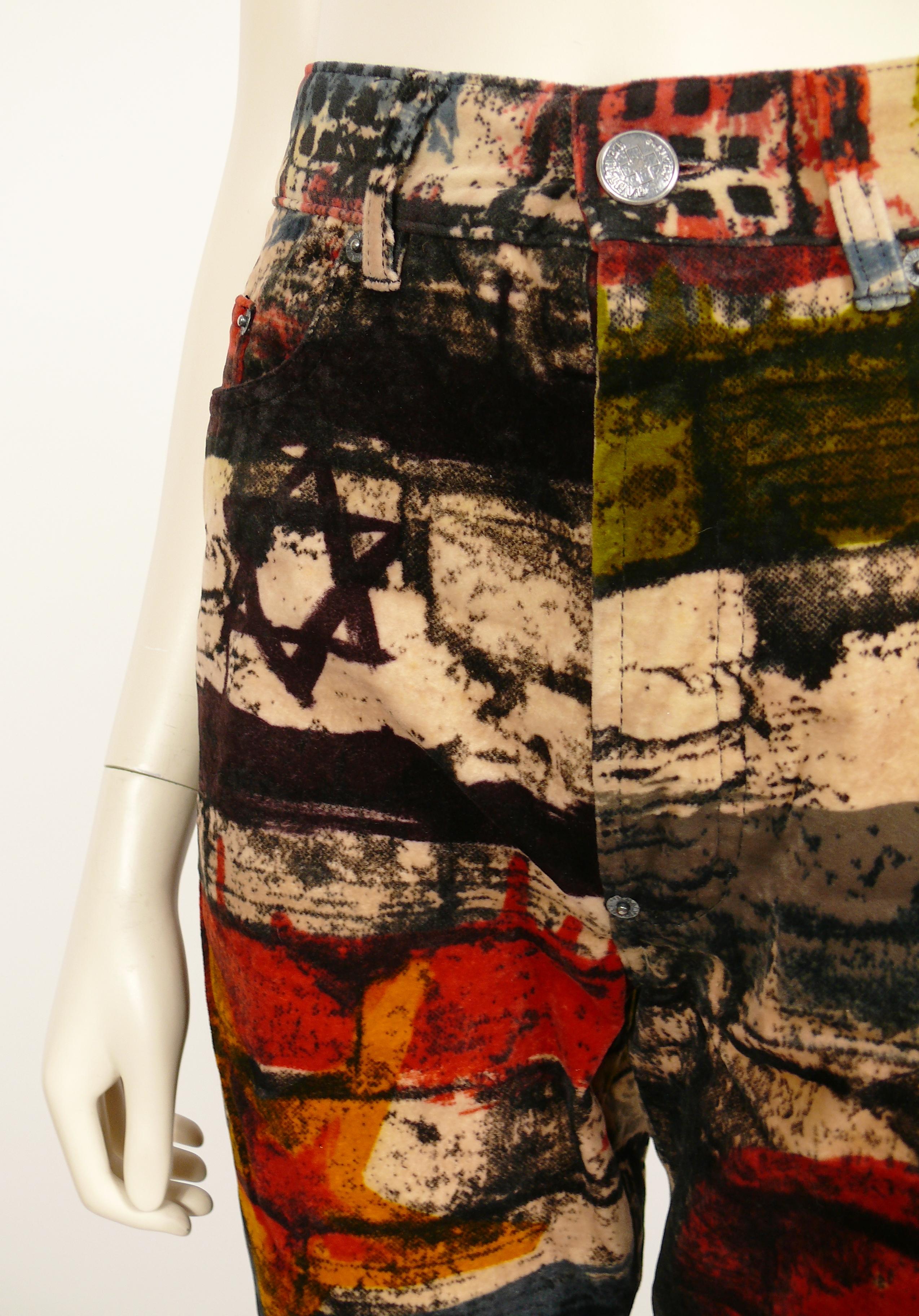Pantaloni con stampa muro e bandiere Jean Paul Gaultier Jeans in vendita 5
